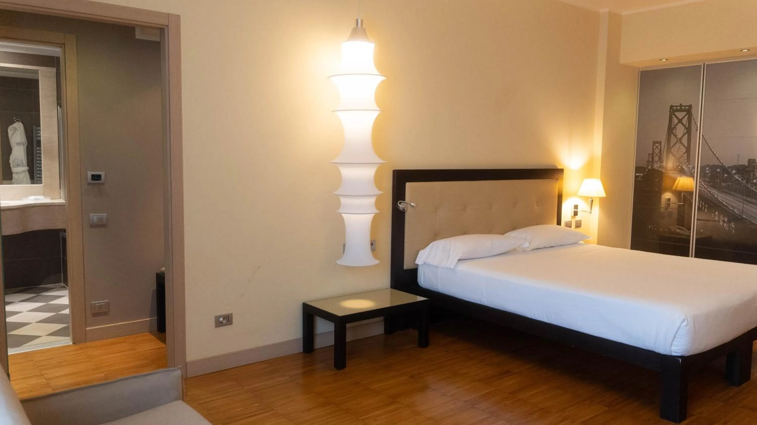 Bedroom, Bed in Hotel Cruise