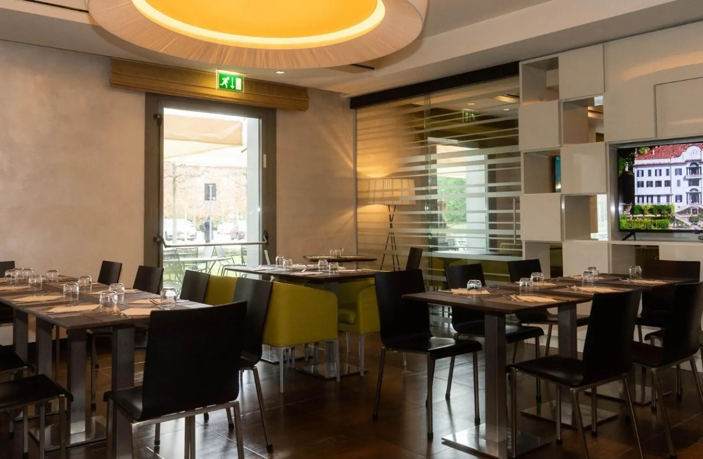 Restaurant/places to eat in Hotel Cruise