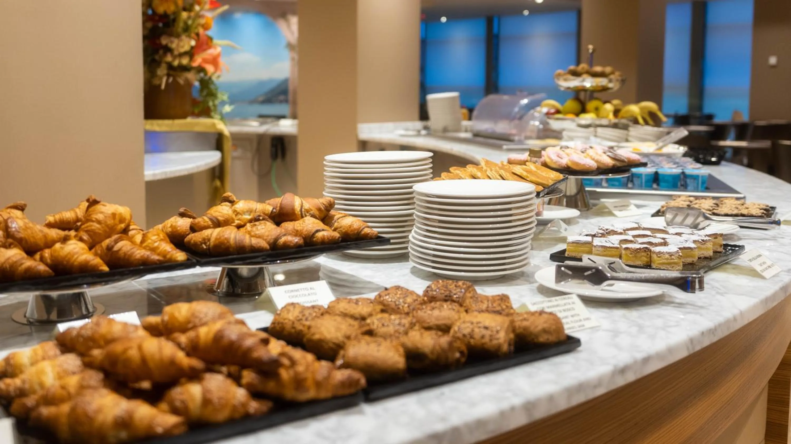 Buffet breakfast in Hotel Cruise