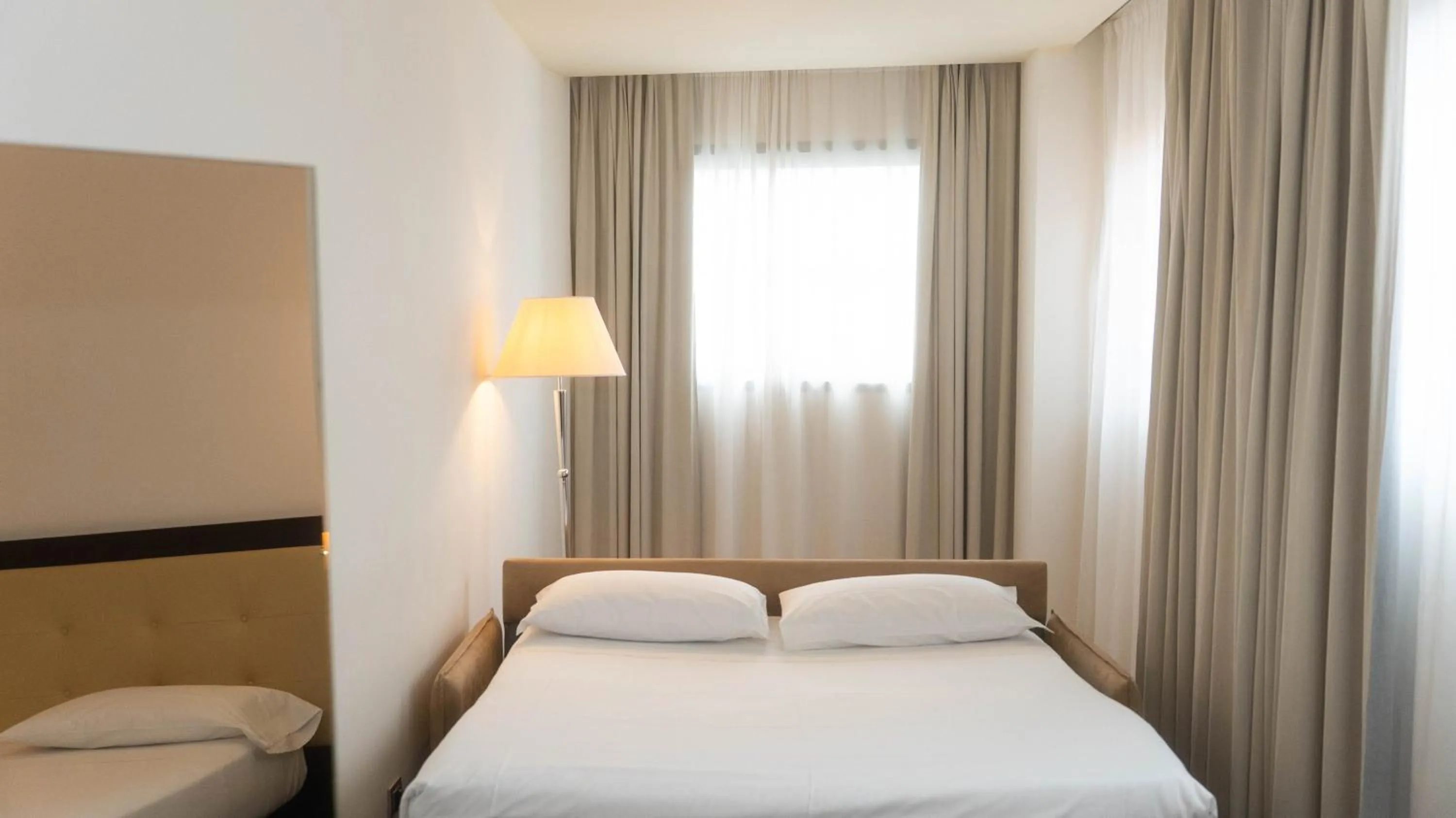 Bedroom, Bed in Hotel Cruise