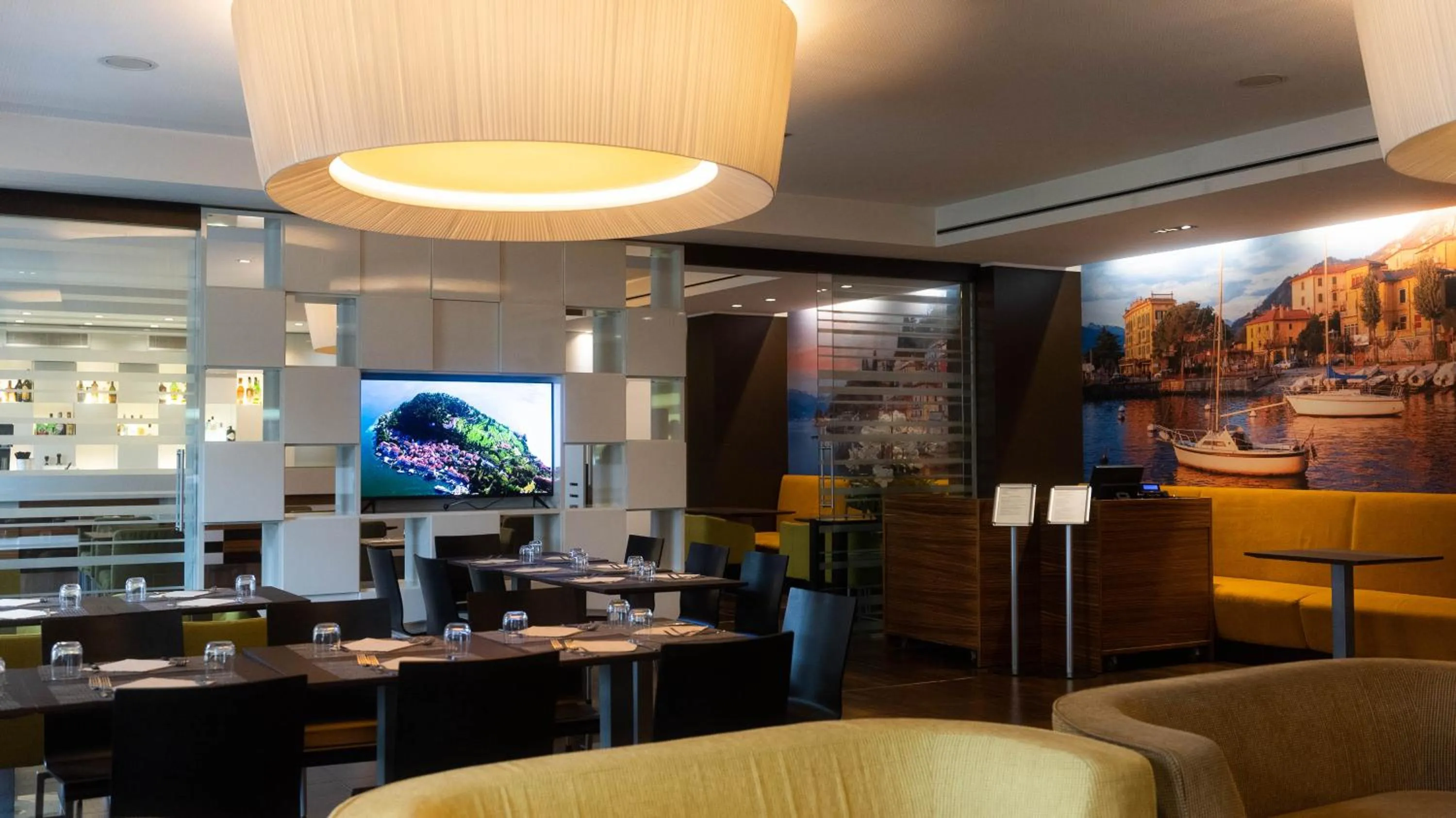 Restaurant/places to eat in Hotel Cruise