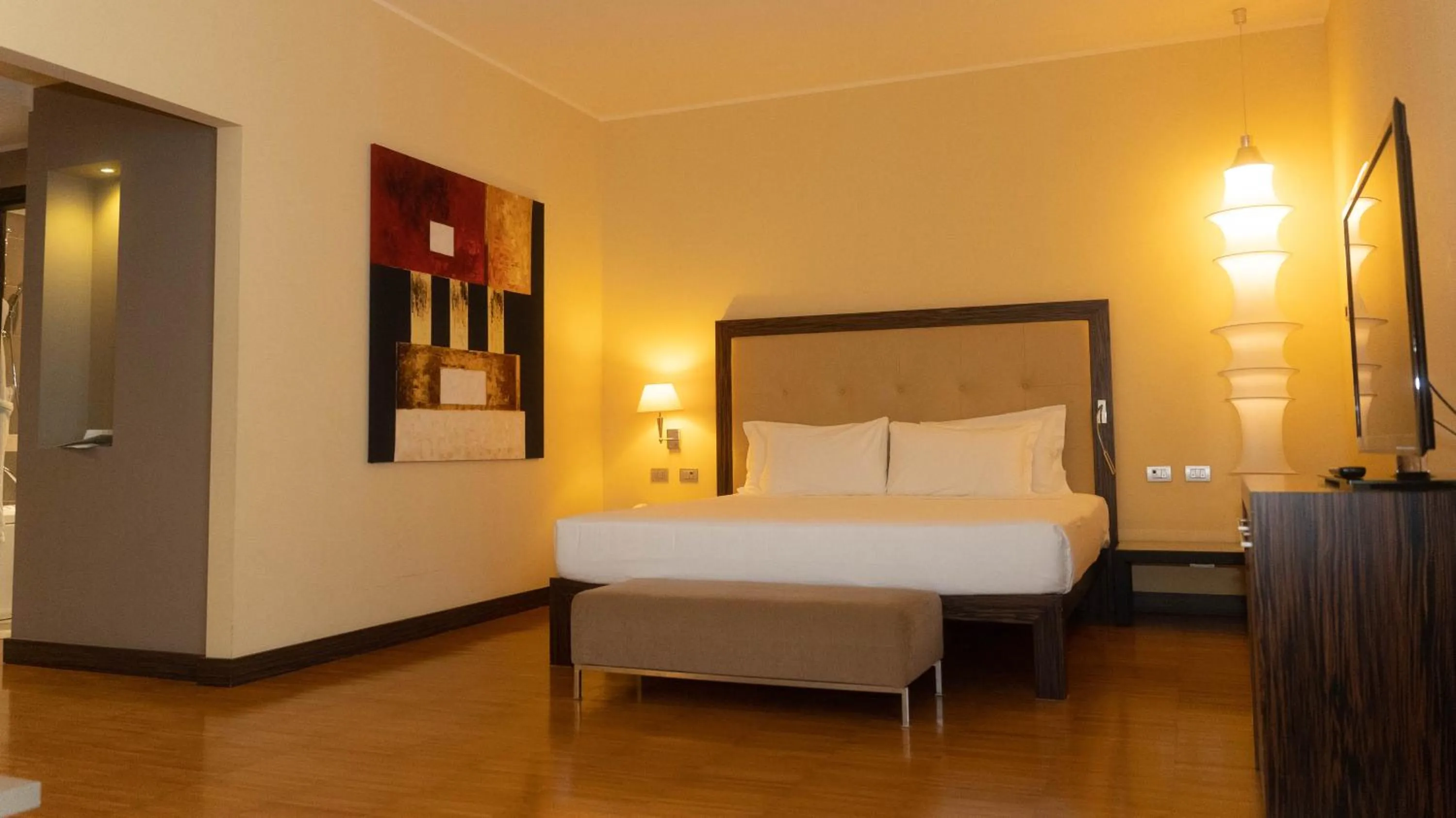 Bedroom, Bed in Hotel Cruise