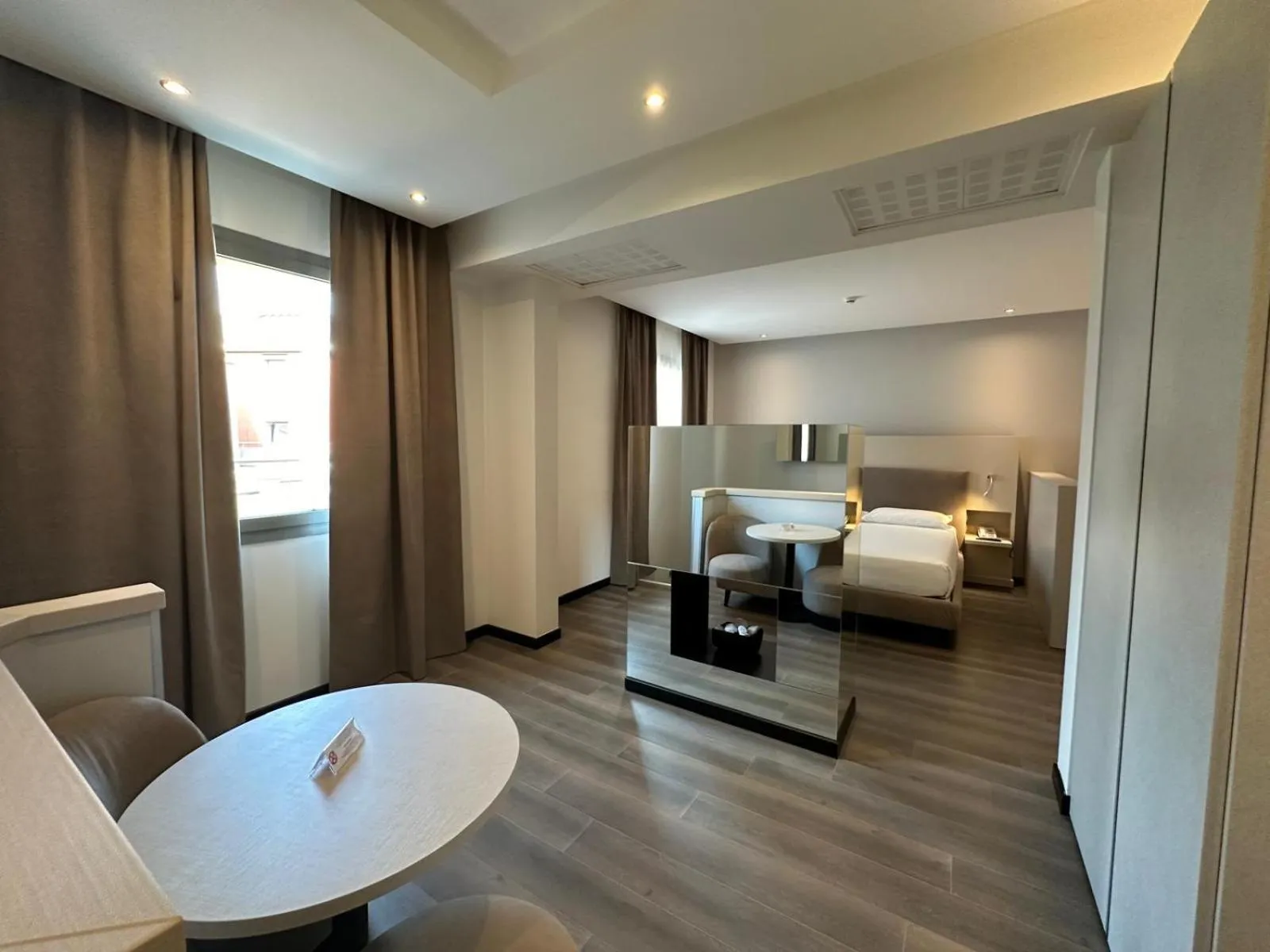 Photo of the whole room, Bed in Hotel Cruise