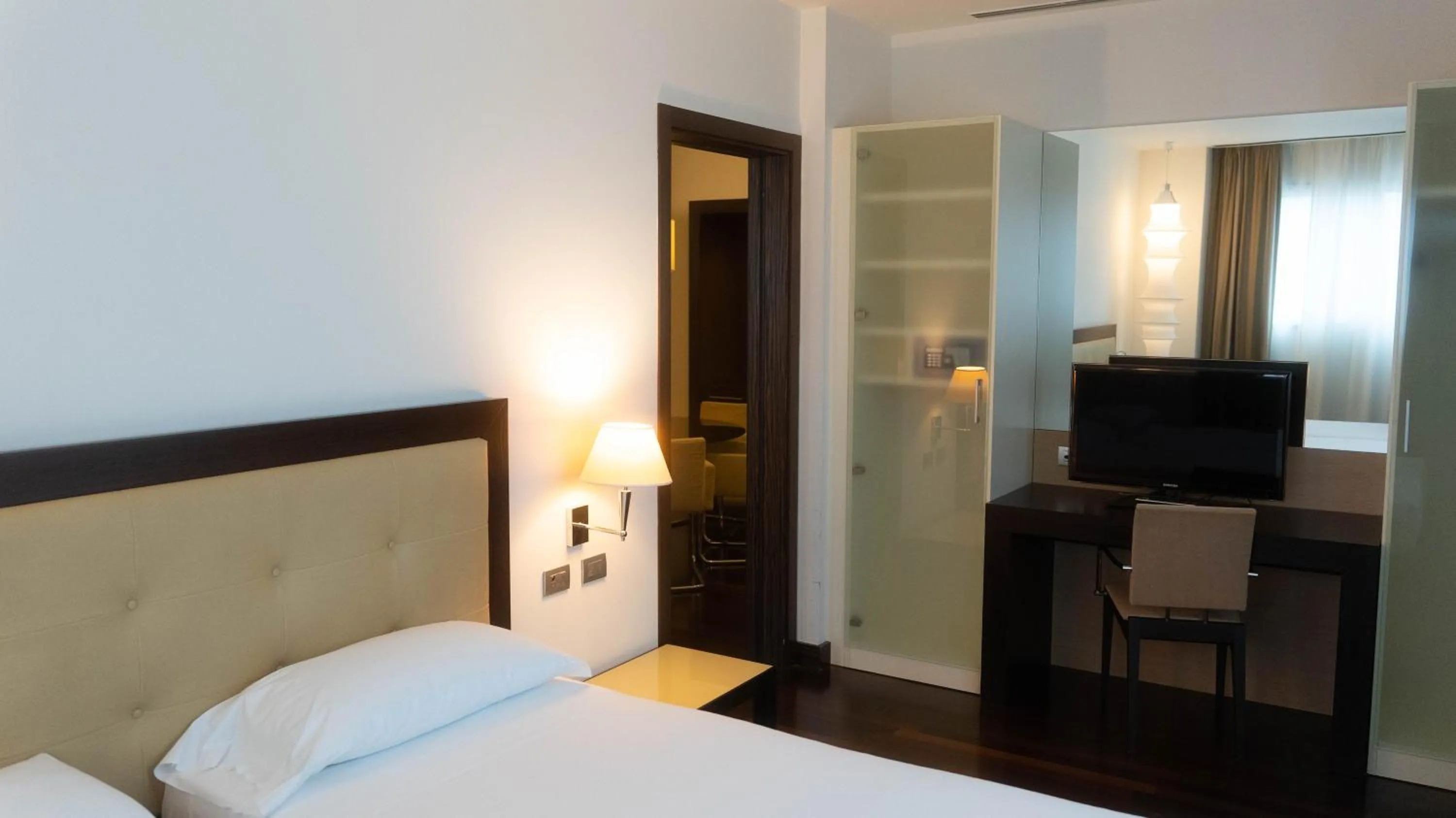 Bedroom, Bed in Hotel Cruise