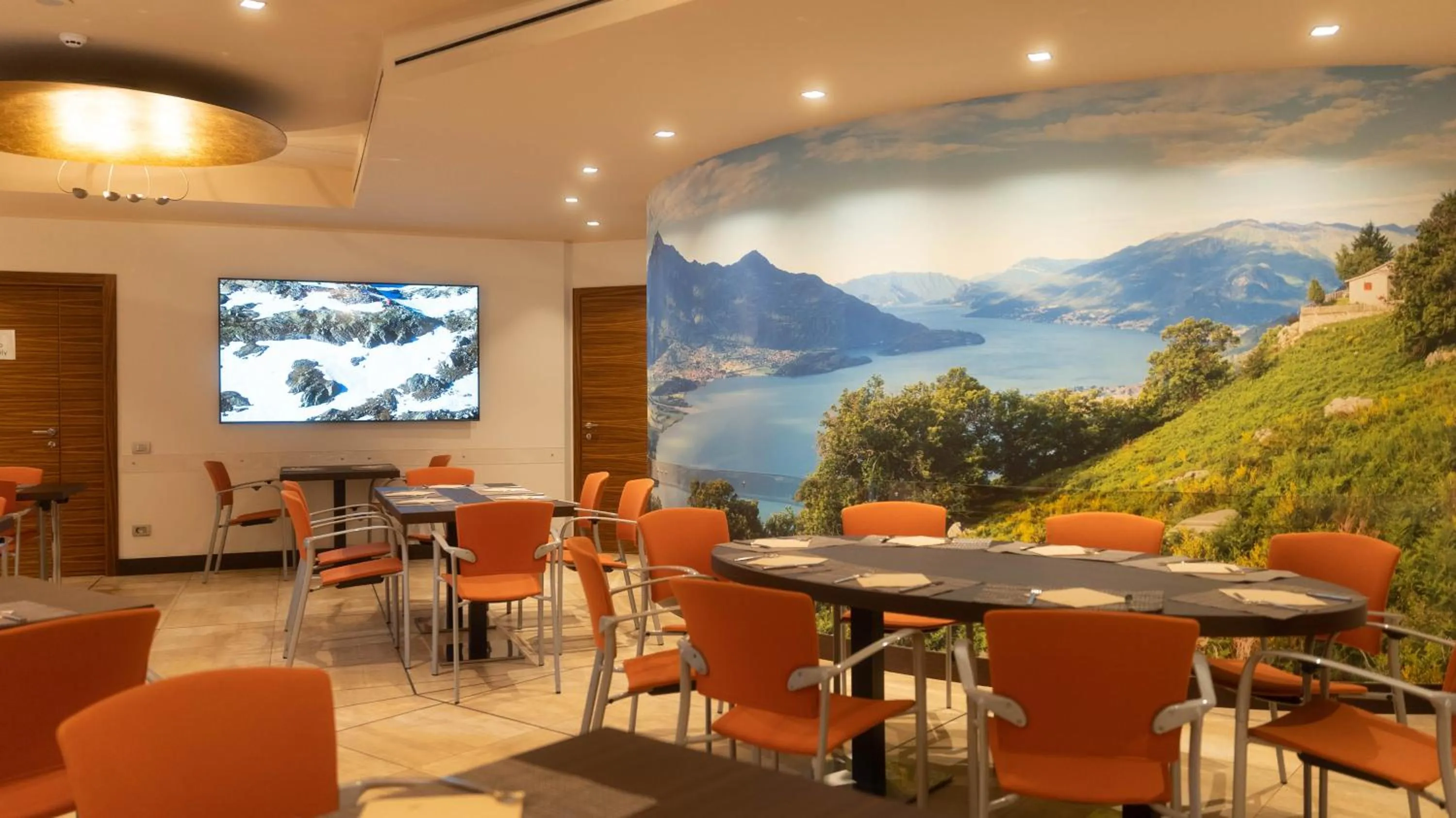 Restaurant/places to eat in Hotel Cruise