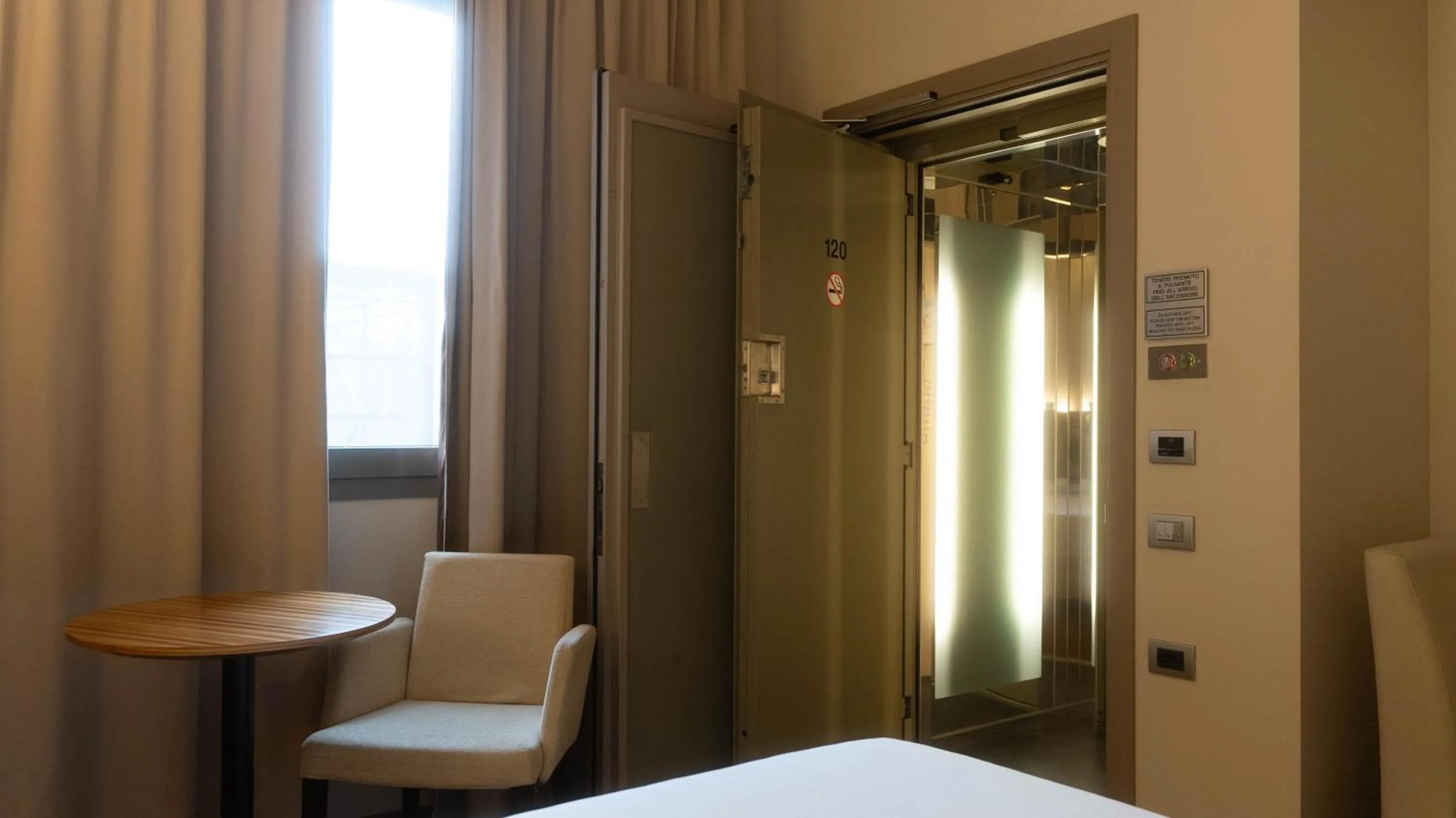 Bedroom, Bed in Hotel Cruise