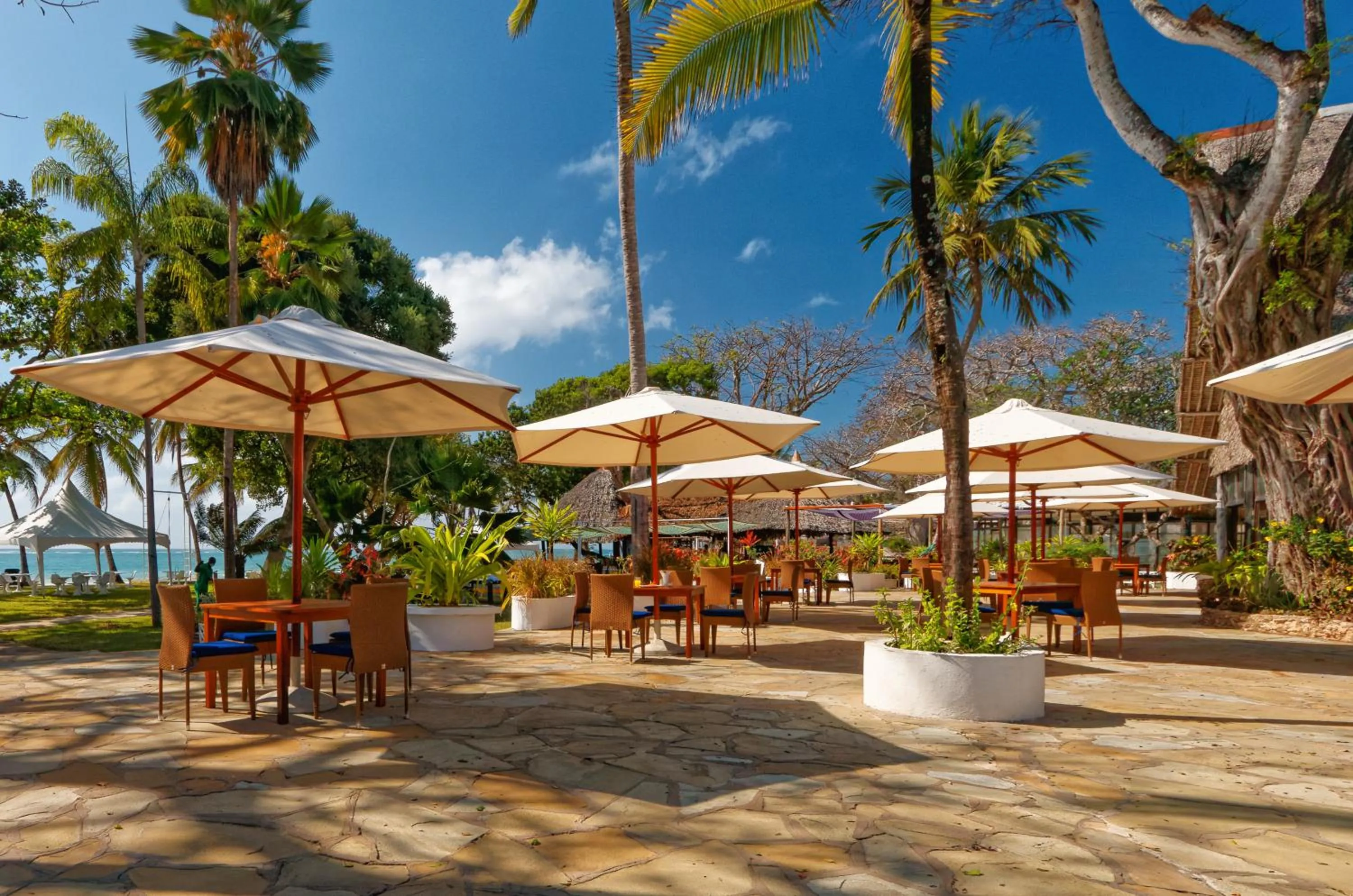 Restaurant/places to eat in Safari Beach Hotel