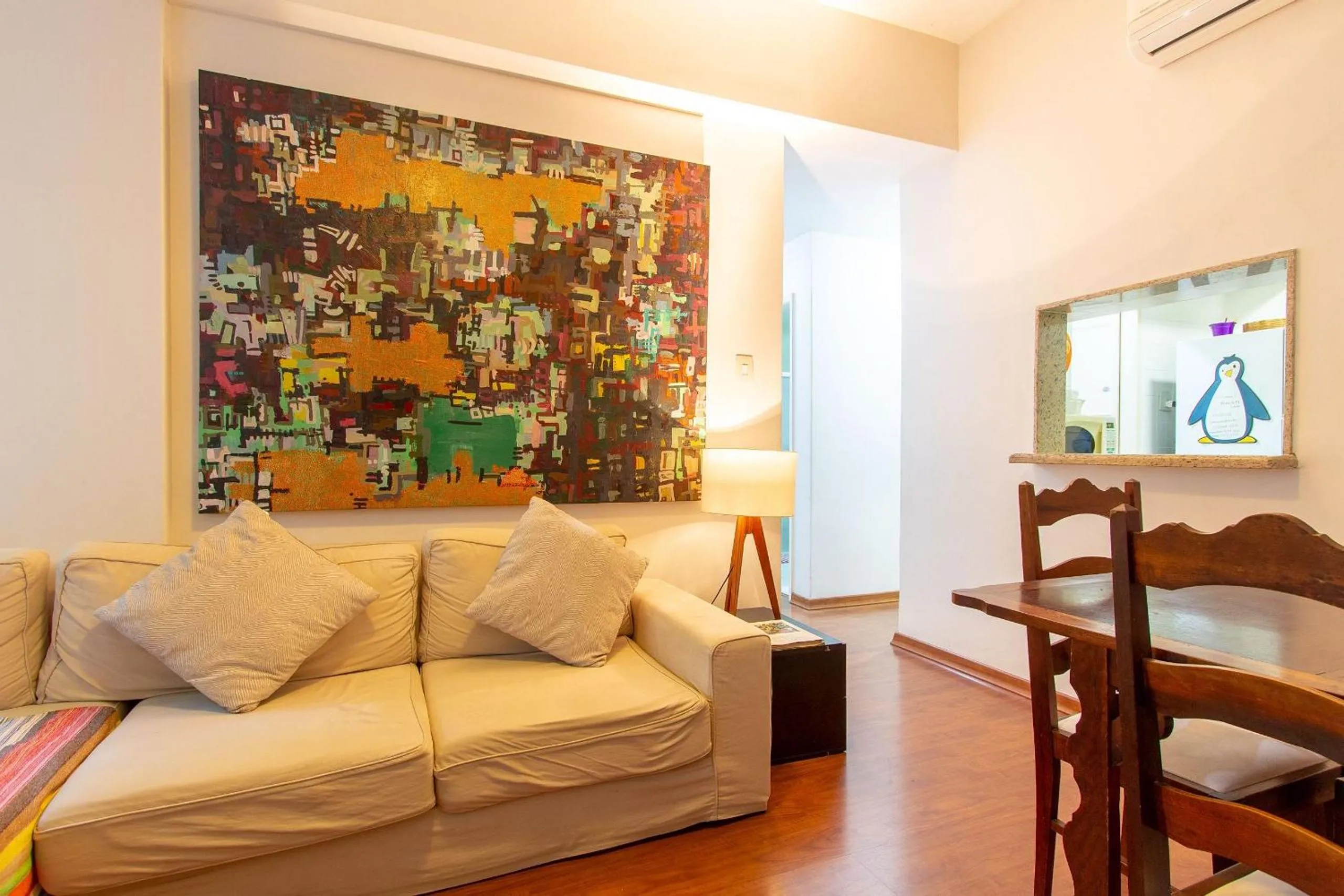 Communal lounge/ TV room in Ipanema: 2Qtos Confortável, Ao Lado da Praia