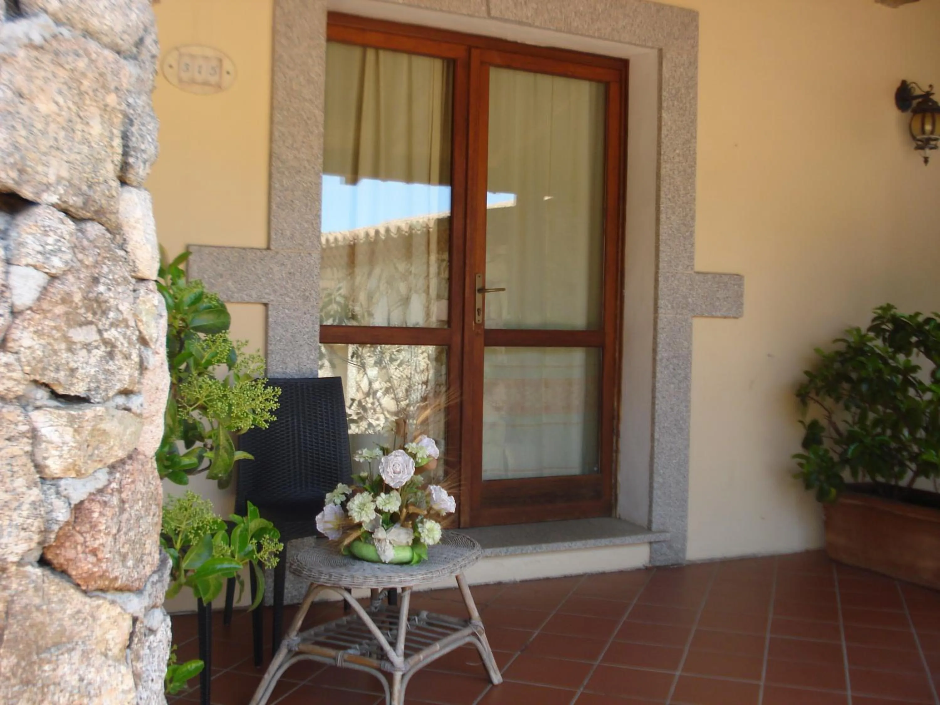 Patio in Hotel Valkarana Country Relais