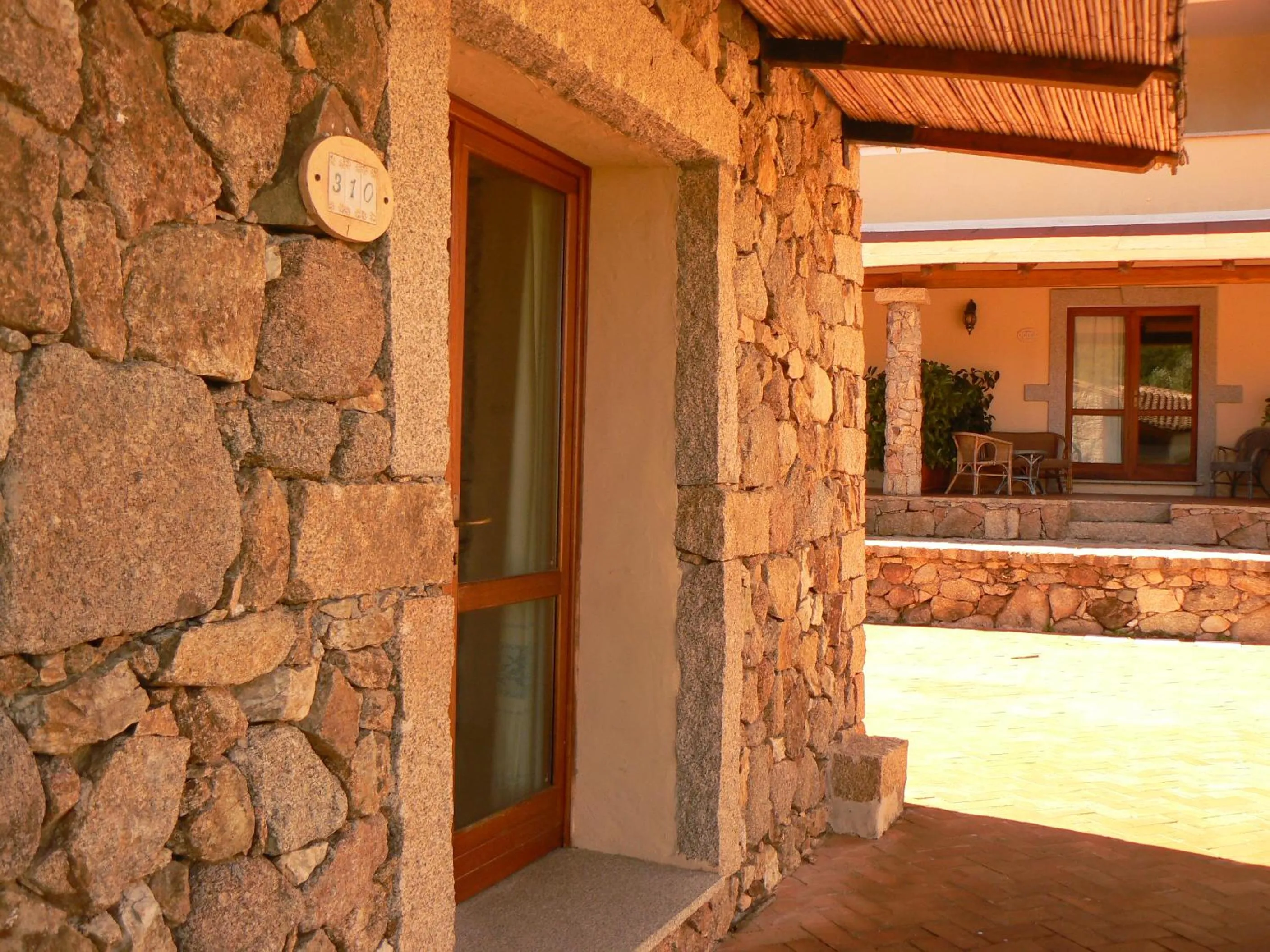 Patio in Hotel Valkarana Country Relais