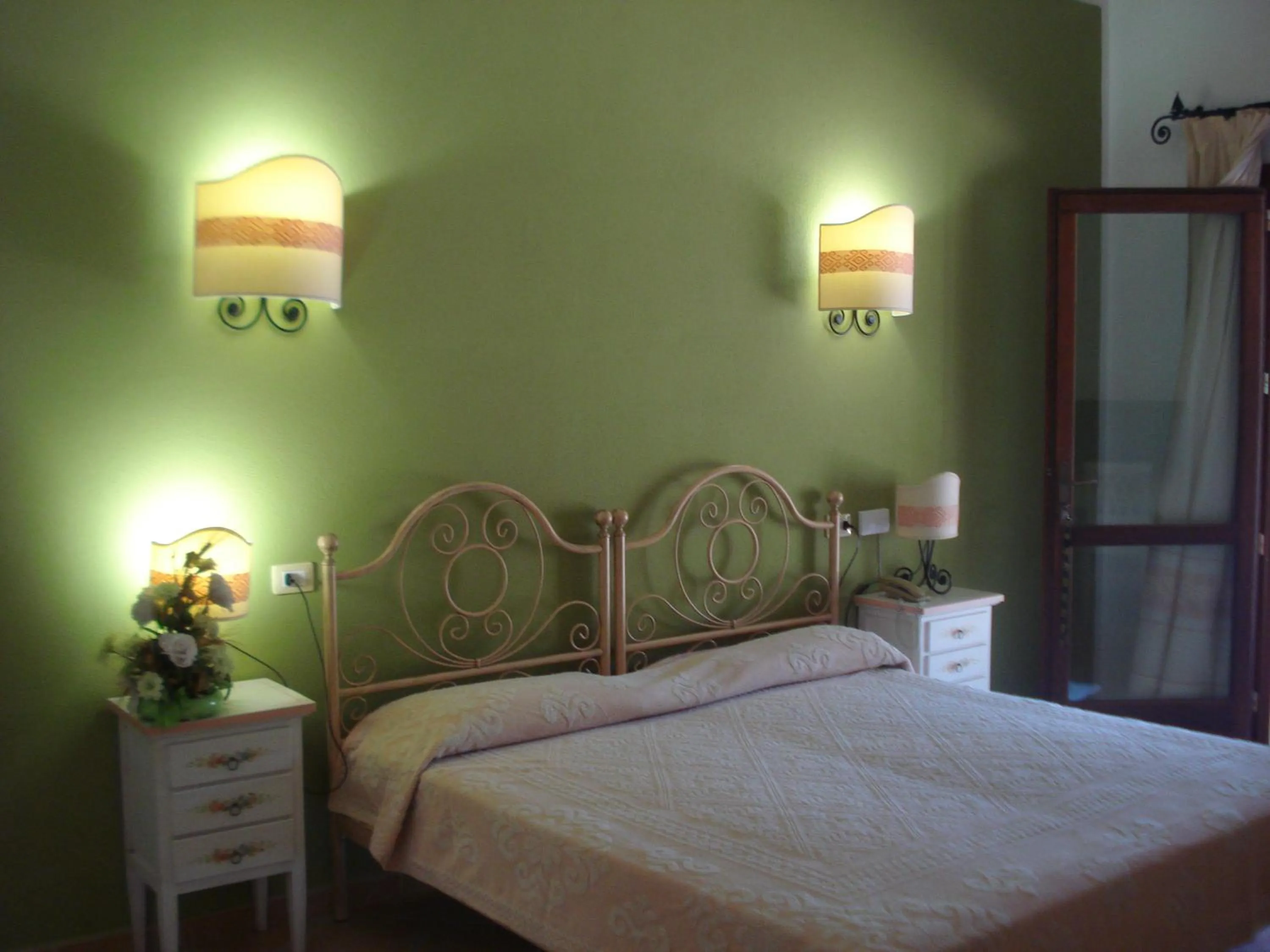 Bed in Hotel Valkarana Country Relais