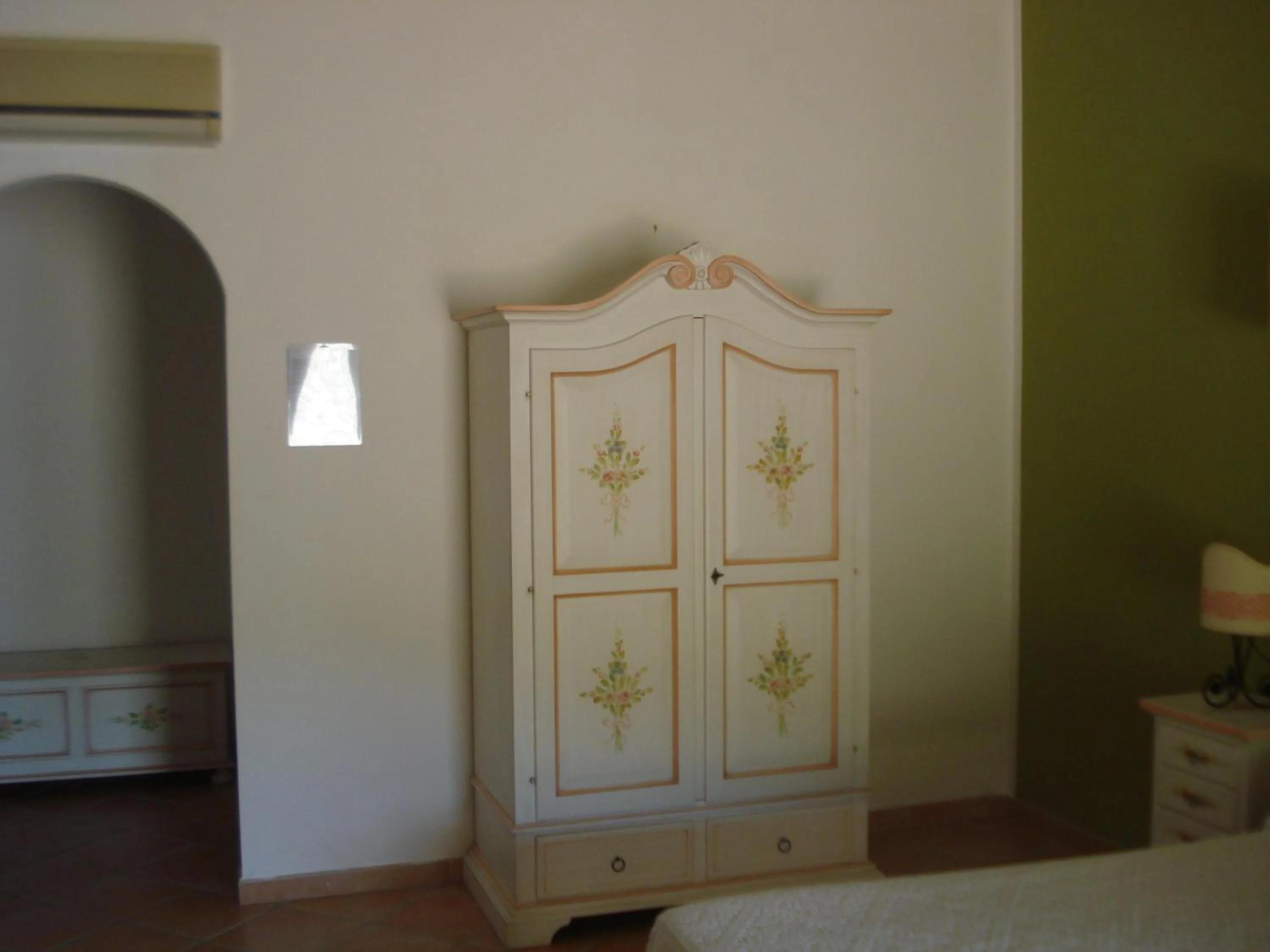 wardrobe in Hotel Valkarana Country Relais