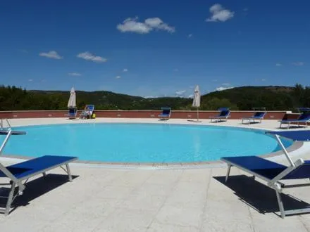 Swimming pool in Hotel Valkarana Country Relais