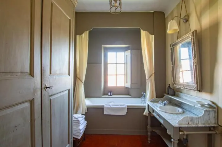 Bathroom, Bed in Maison Sumiane
