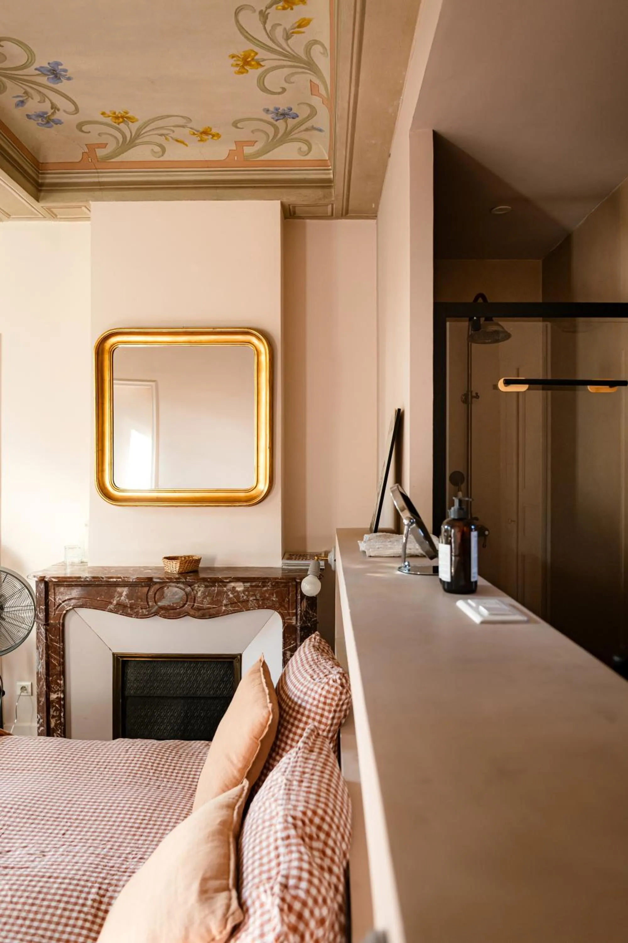 Bathroom, Bed in Maison Sumiane - Maison d hotes et locations avec piscine