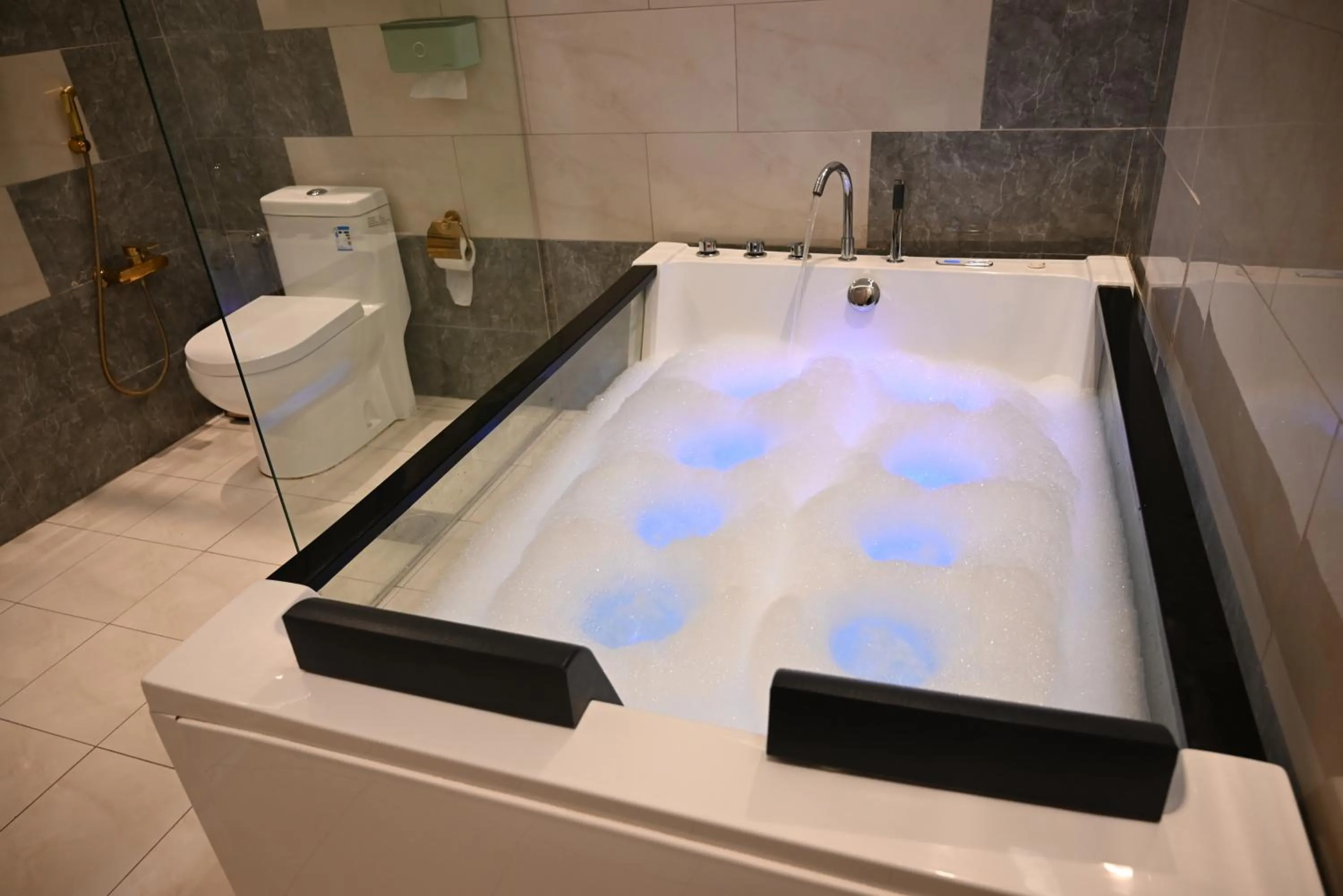 Hot Tub in Relax Palace Hotel Apartments