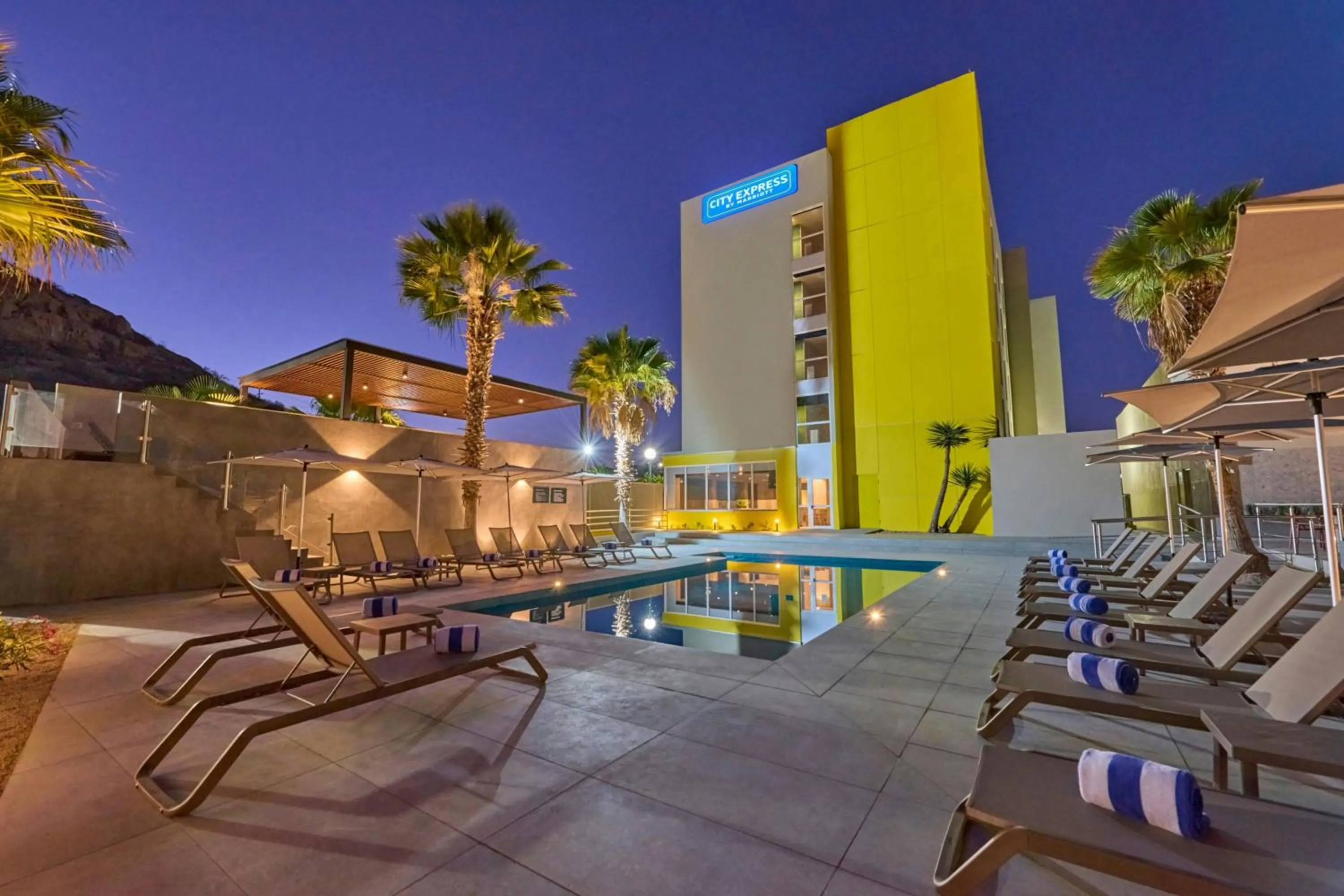 Swimming pool in City Express by Marriott La Paz