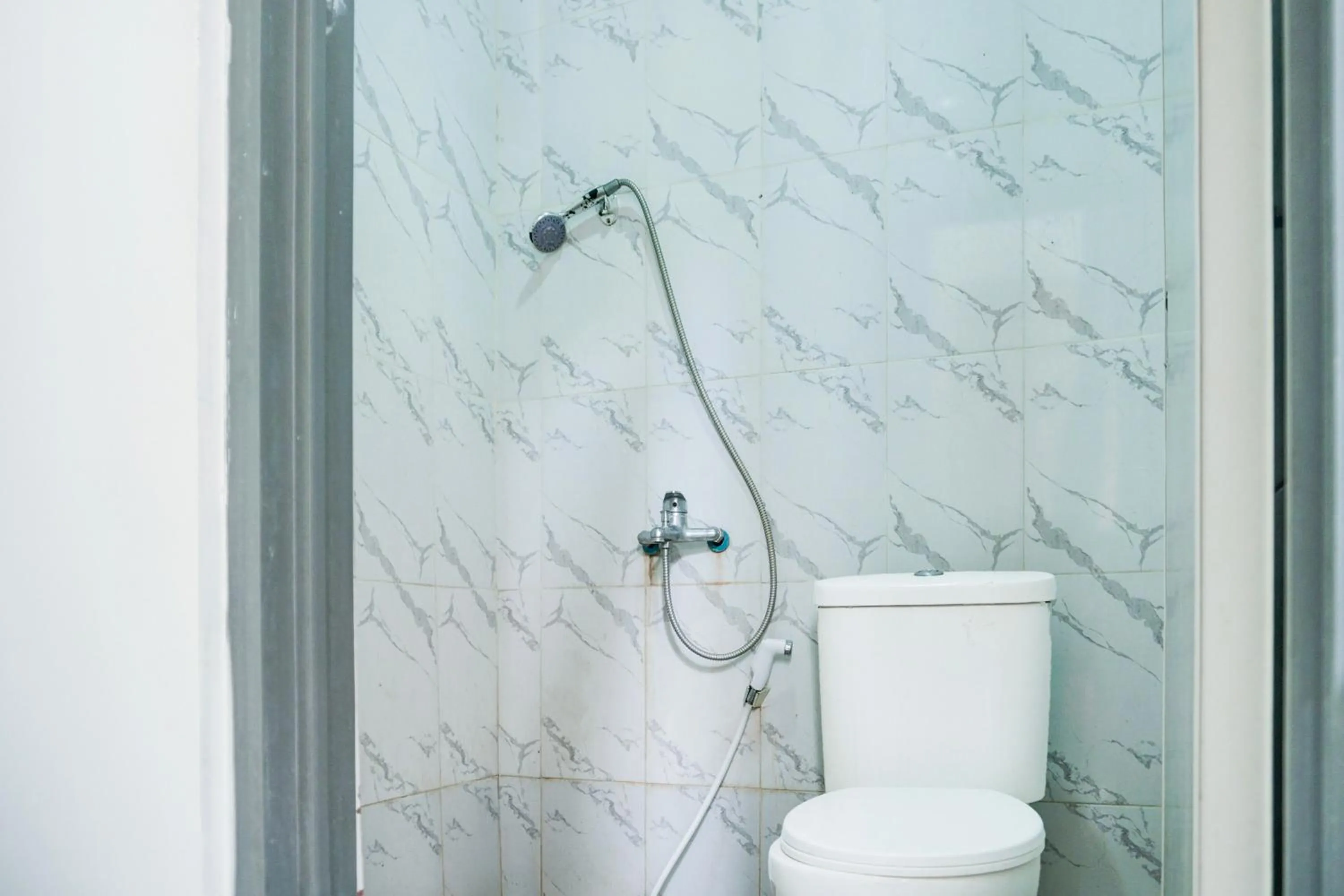 Bathroom in Hotel O Teluk Betung Near Water Park Lembah Hijau Formerly Kanajiwa Guesthouse 1