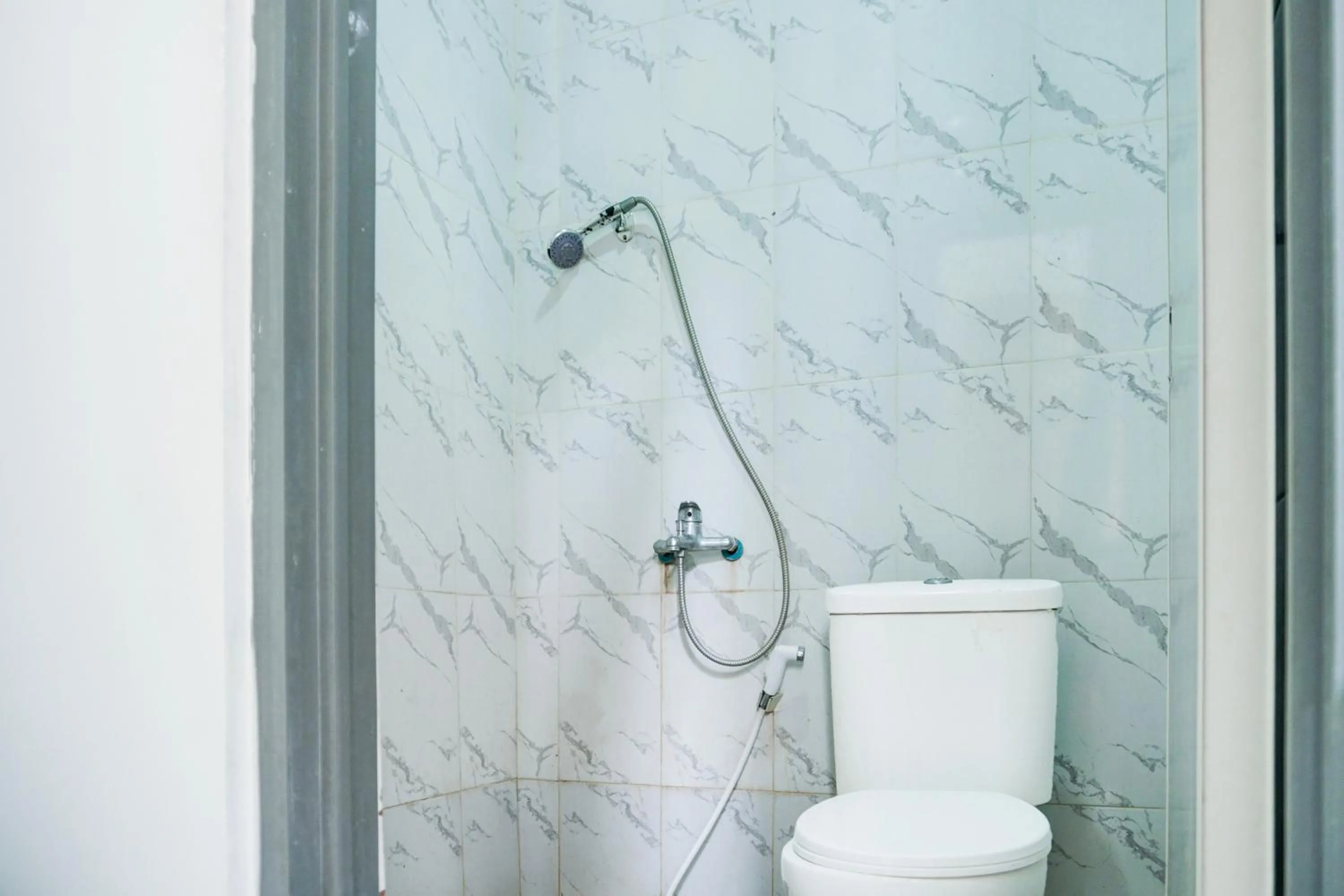 Bathroom in Hotel O Teluk Betung Near Water Park Lembah Hijau Formerly Kanajiwa Guesthouse 1