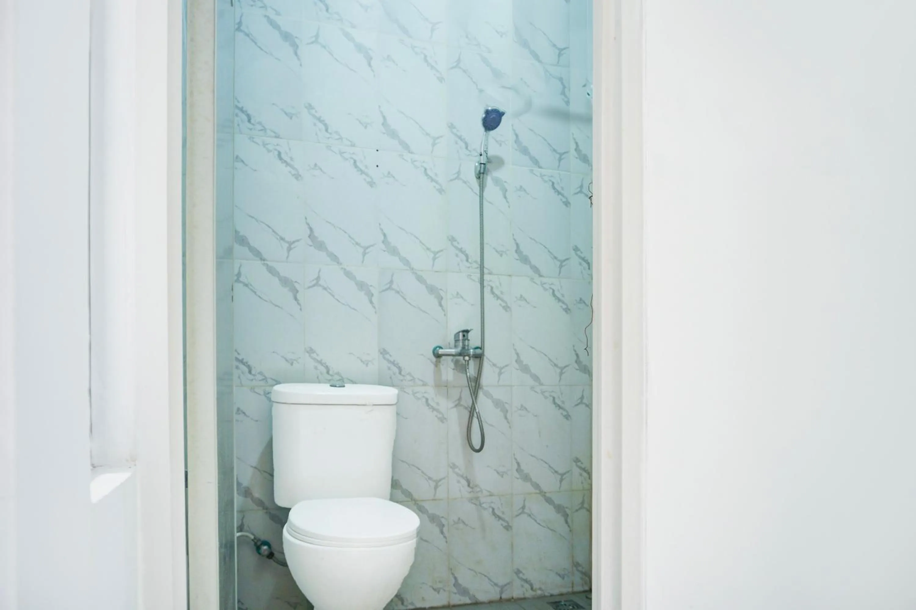 Bathroom in Hotel O Teluk Betung Near Water Park Lembah Hijau Formerly Kanajiwa Guesthouse 1