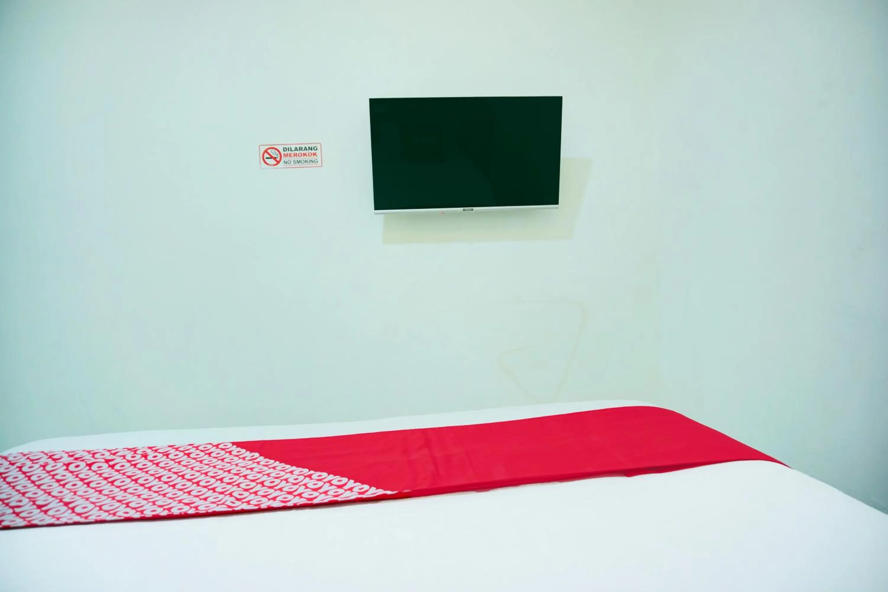 Bedroom, Bed in Hotel O Teluk Betung Near Water Park Lembah Hijau Formerly Kanajiwa Guesthouse 1