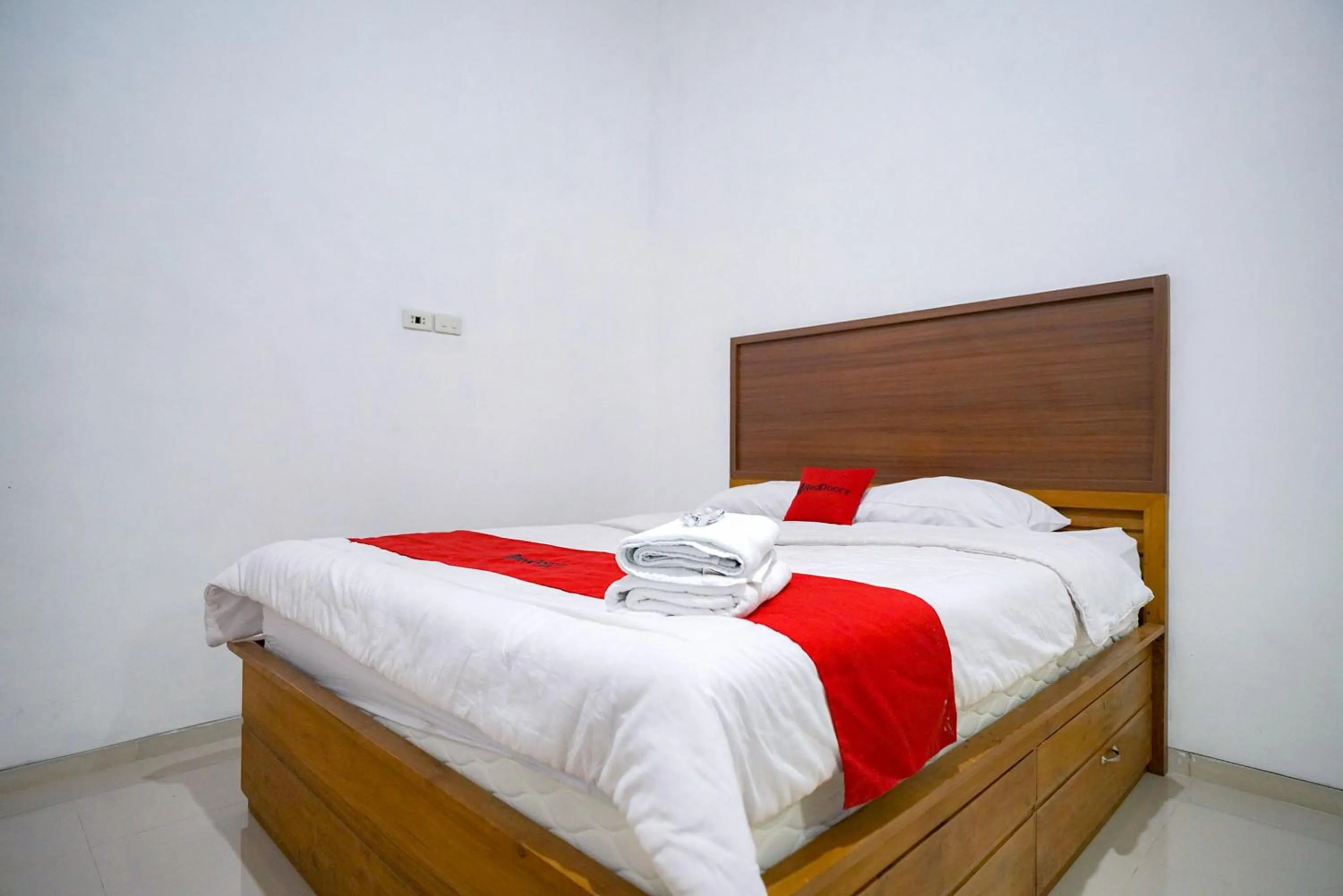 Deluxe Room in RedDoorz at Jalan Basuki Rahmat Lampung