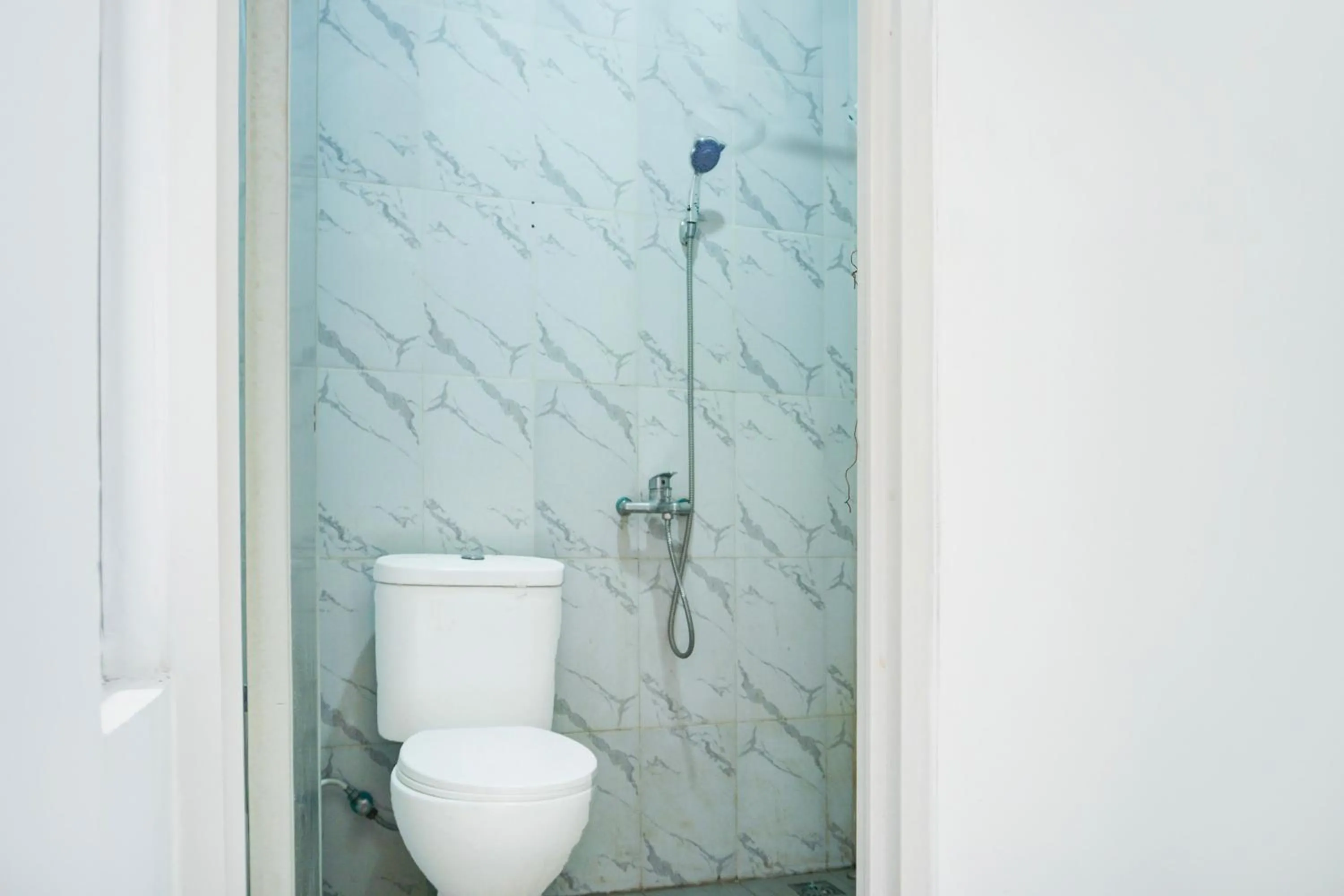 Bathroom in Hotel O Teluk Betung Near Water Park Lembah Hijau Formerly Kanajiwa Guesthouse 1