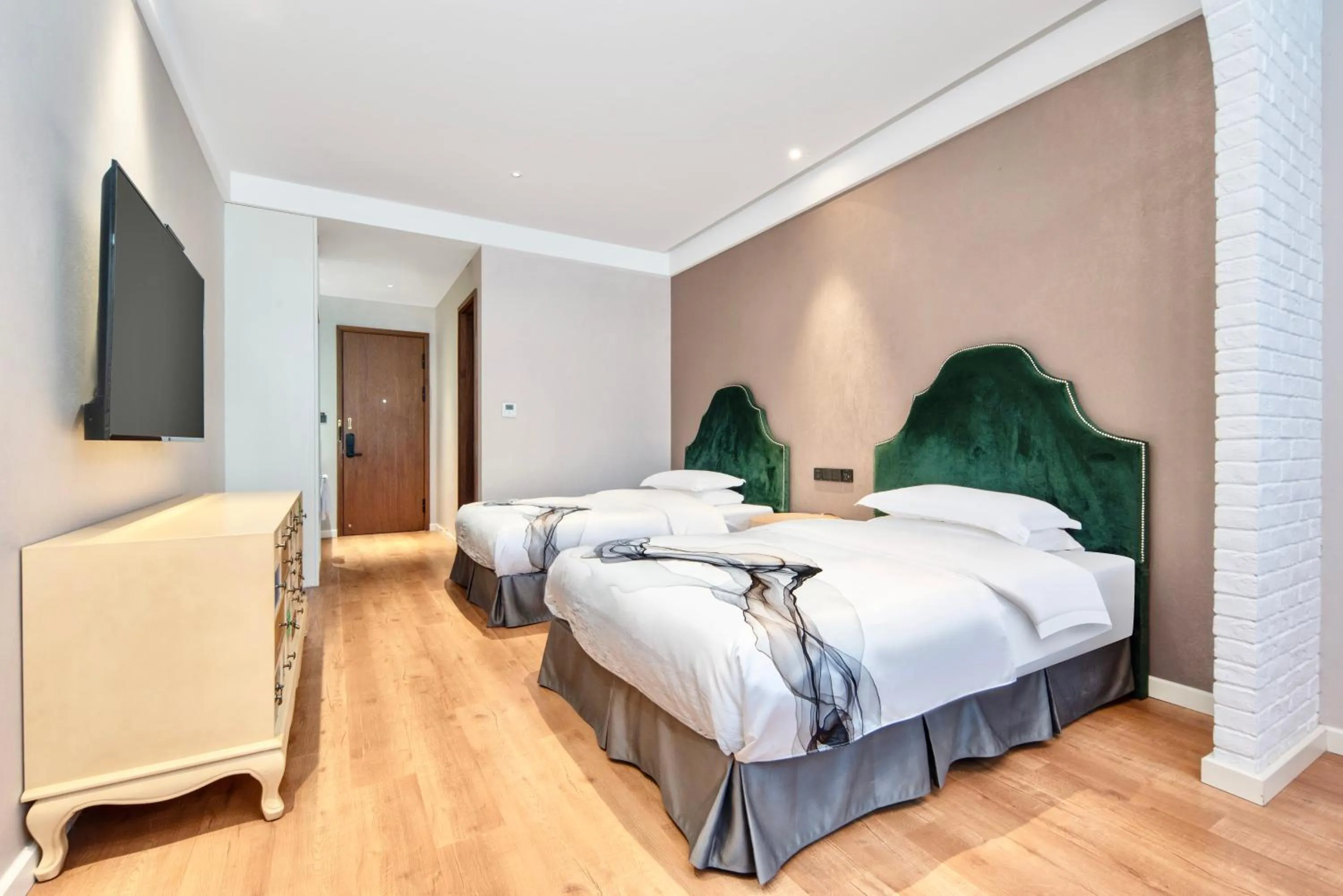 Photo of the whole room, Bed in SSAW Hotel in Lijiang Ancient Town-Offers special clothing fittings and photo sessions - Provides travel arrangements - Includes extra bed service