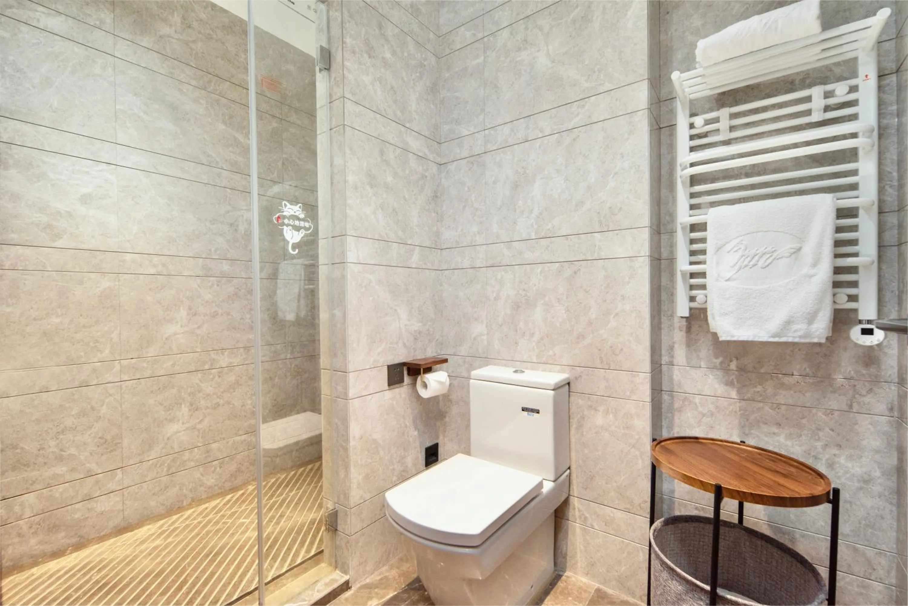 Shower in SSAW Hotel in Lijiang Ancient Town-Offers special clothing fittings and photo sessions - Provides travel arrangements - Includes extra bed service