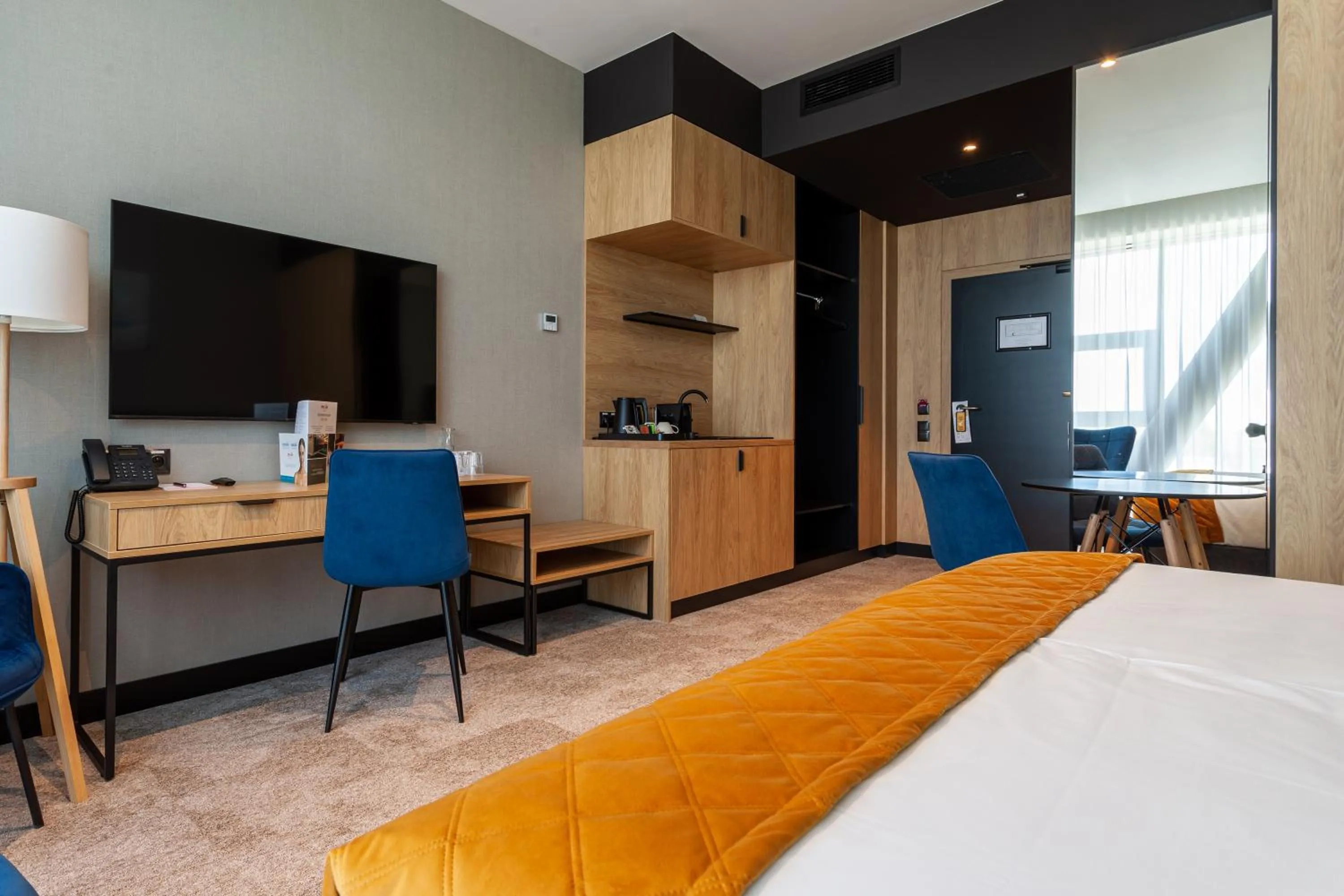 Kitchen or kitchenette, Bed in Hotel Sante