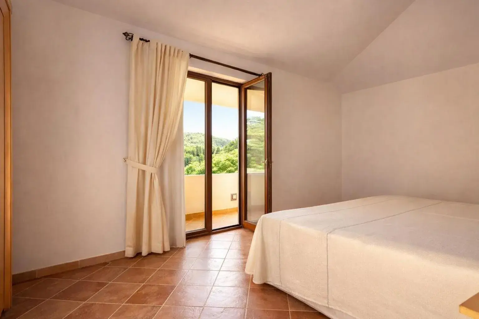 Double or Twin Room with Garden View in Hotel Villa Gustui Maris Double or Twin Room with Garden View in Hotel Villa Gustui Maris