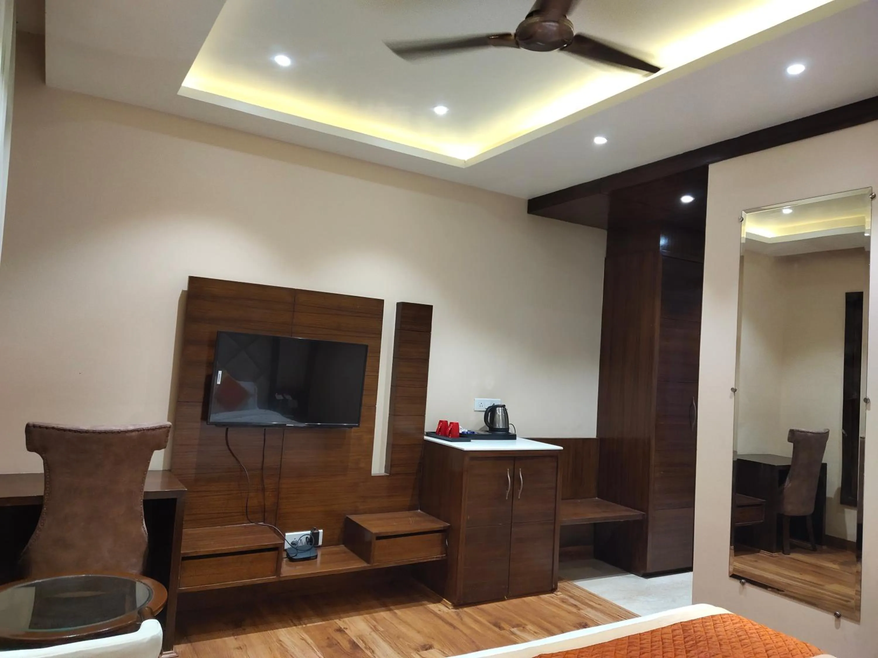 Communal lounge/ TV room in Mastiff Hotel, Dalhousie