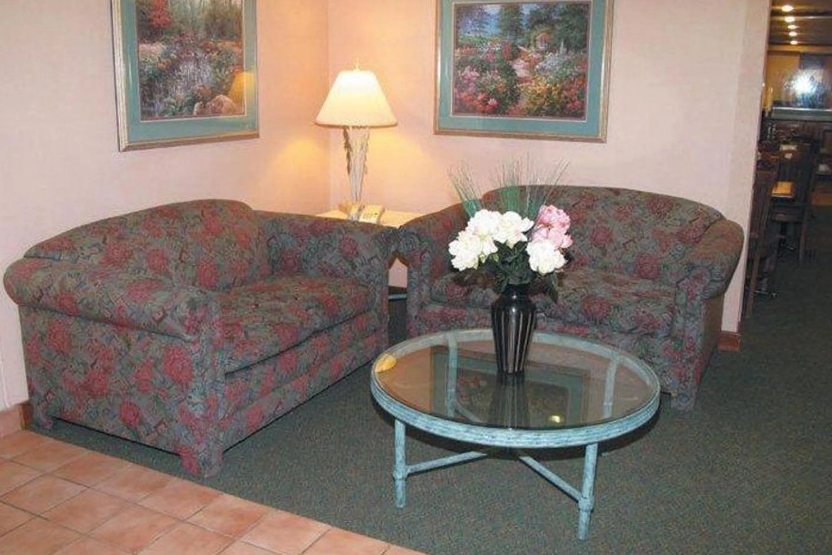 Living room, Seating Area in Norwood Inn & Suites Indianapolis East Post Drive