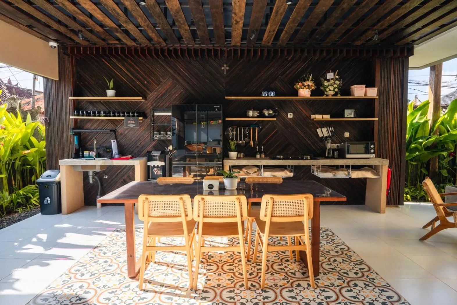 Restaurant/places to eat in Tanaga CoLiving