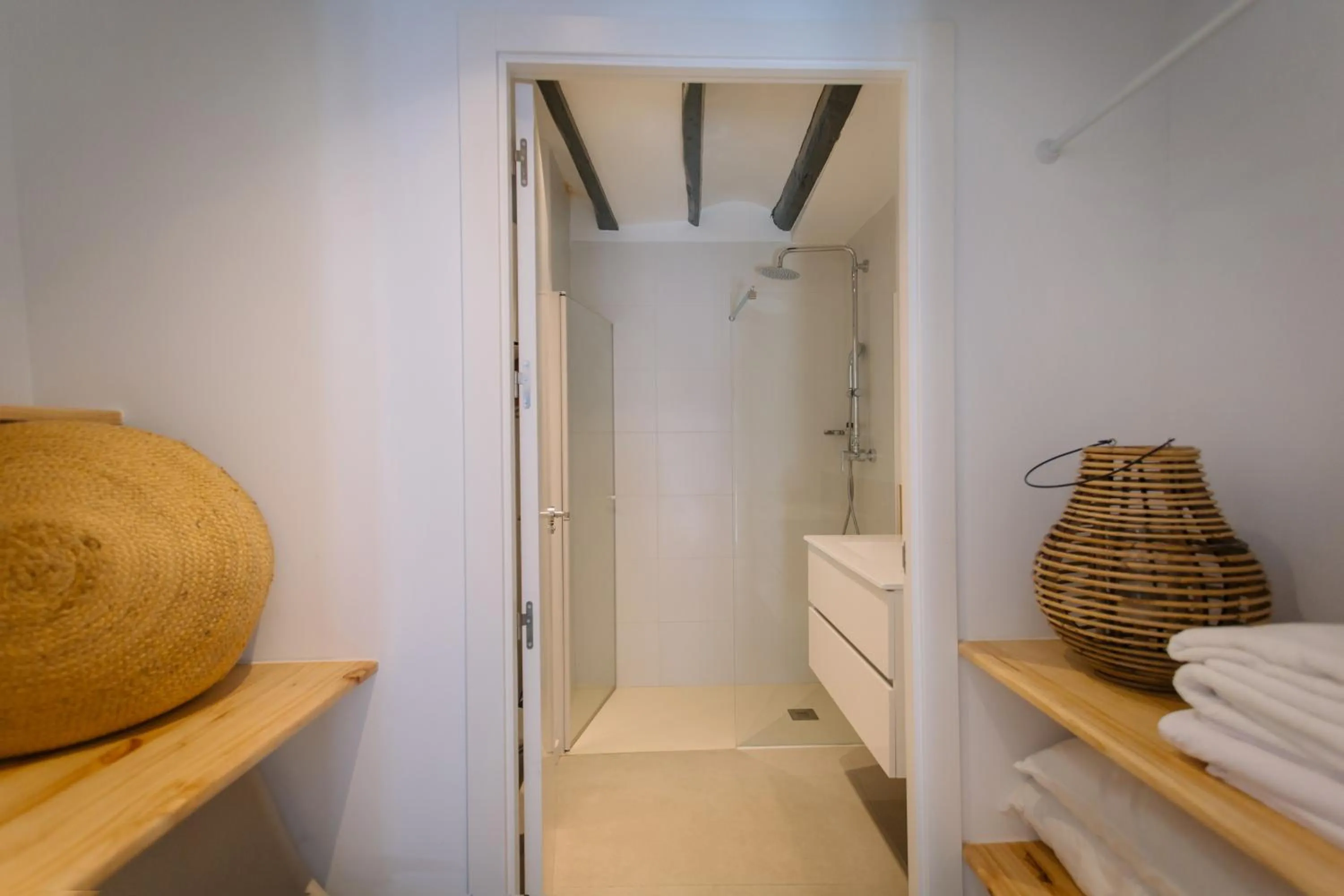 Bathroom, Bed in Mayor 36 by Seaward Suites