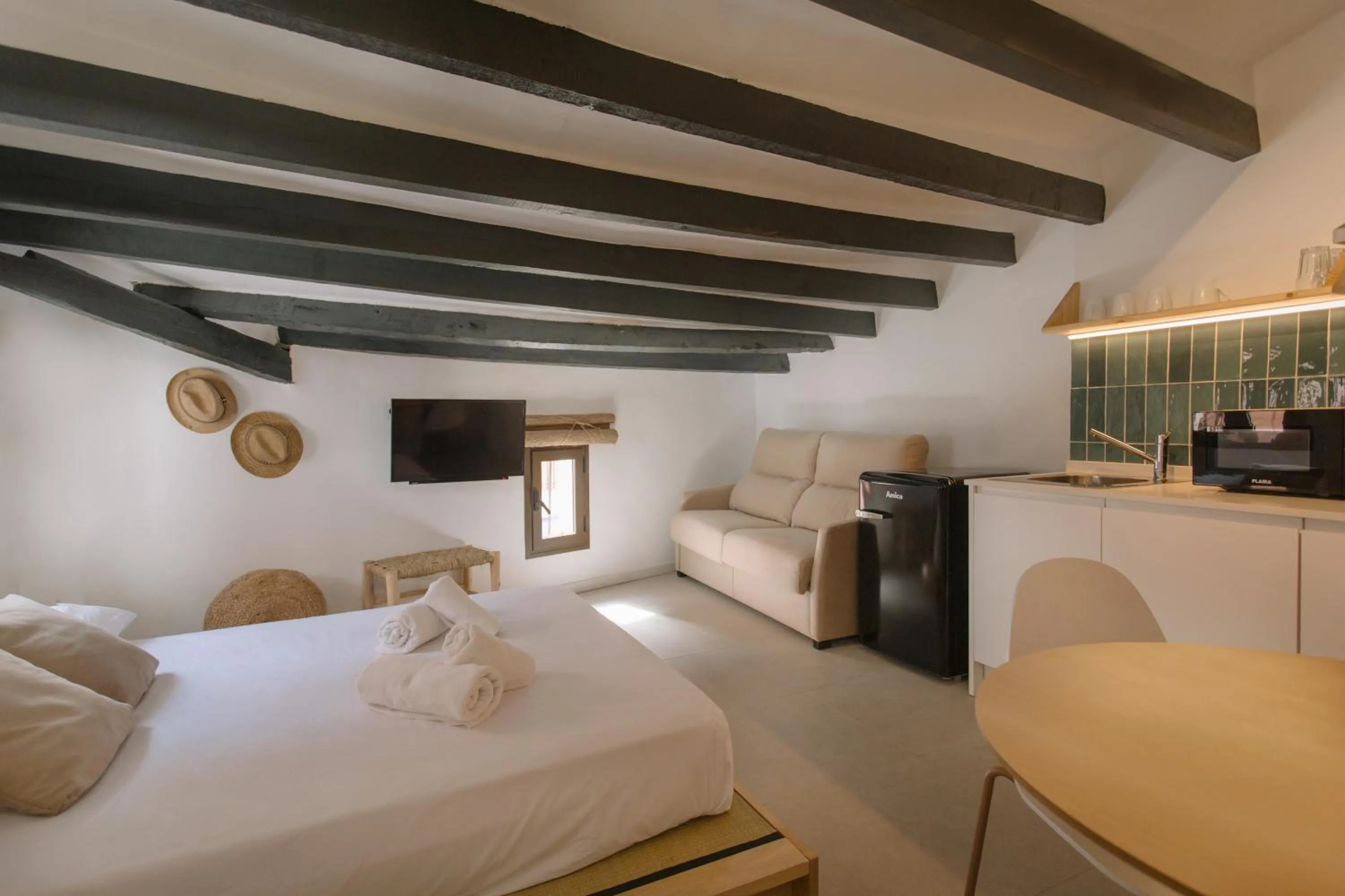 Bedroom, Bed in Mayor 36 by Seaward Suites