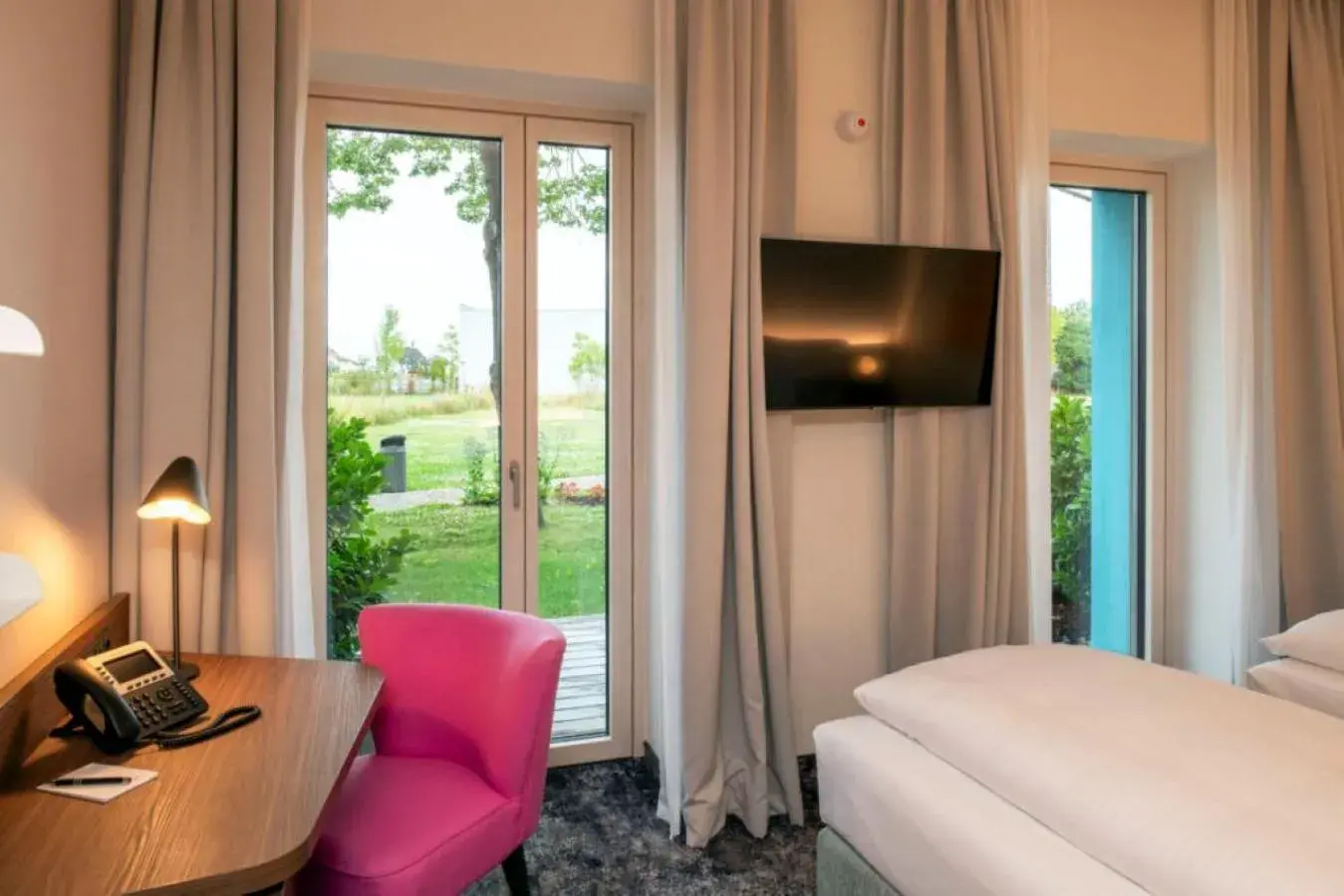 Room with Roll-In Shower - single occupancy - Disability Access in Hotel Le Parc Room with Roll-In Shower - single occupancy - Disability Access in Hotel Le Parc