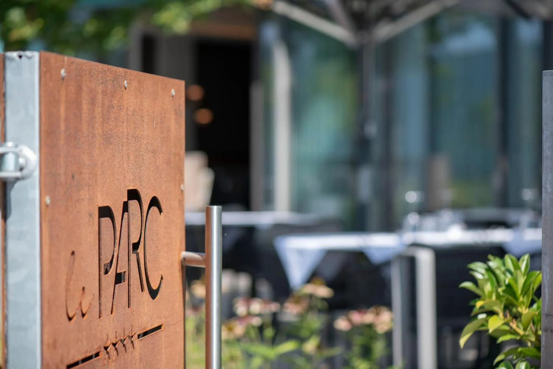 Restaurant/places to eat in Hotel Le Parc