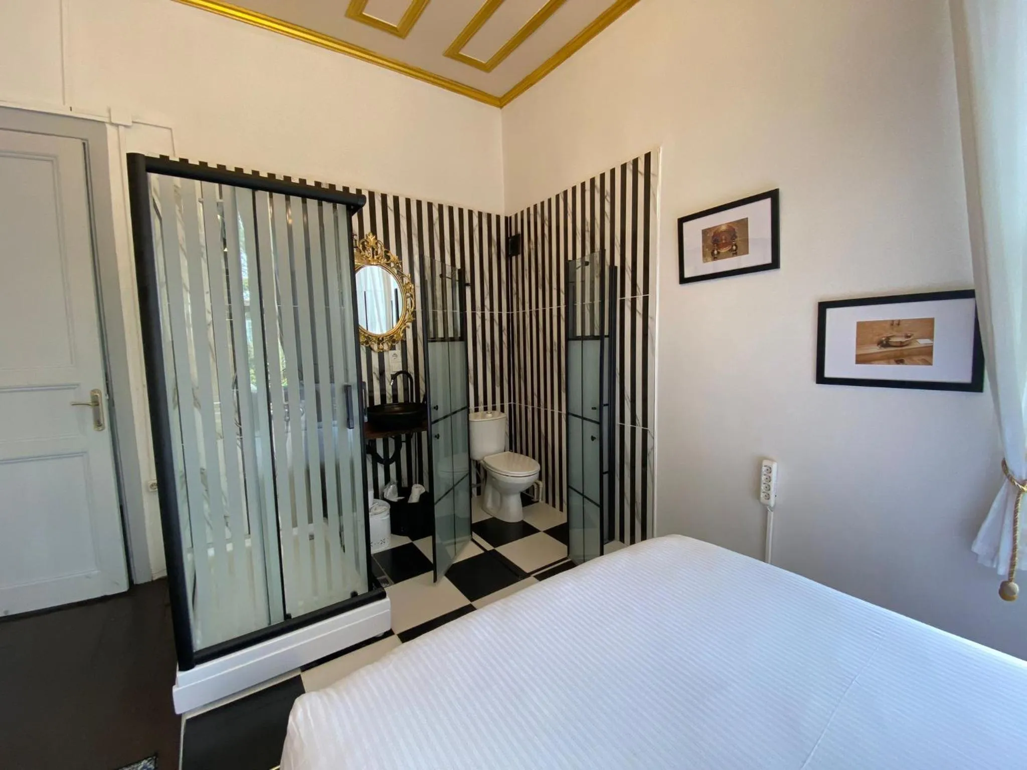 Photo of the whole room, Bed in No16 Ada