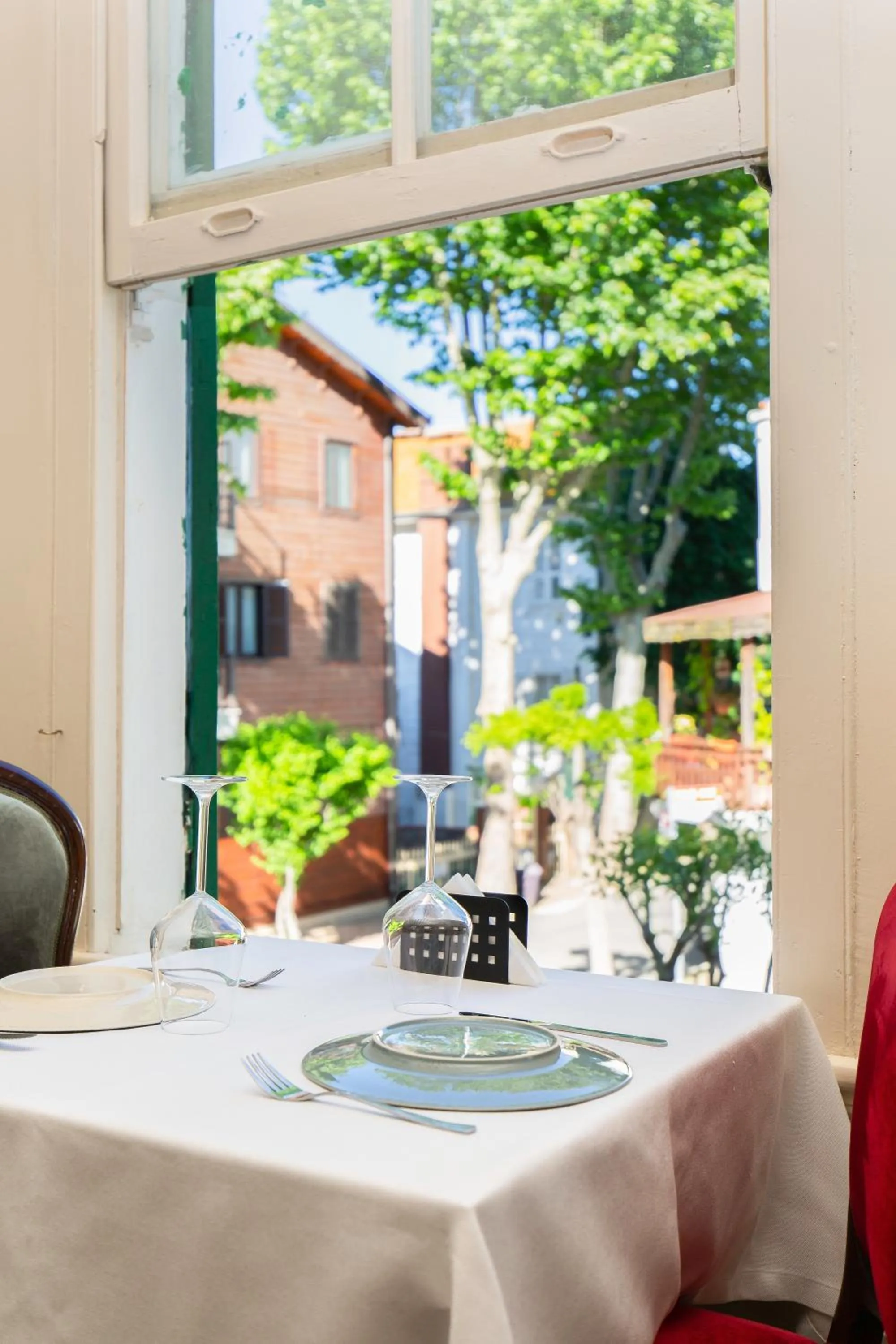 Restaurant/places to eat in No16 Ada