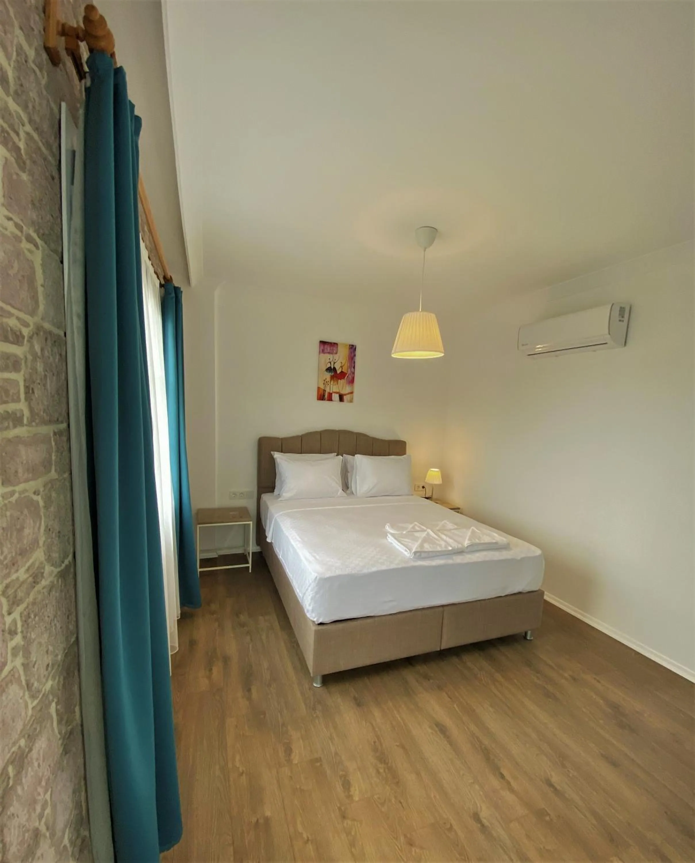 Photo of the whole room, Bed in Cunda Kordon Otel