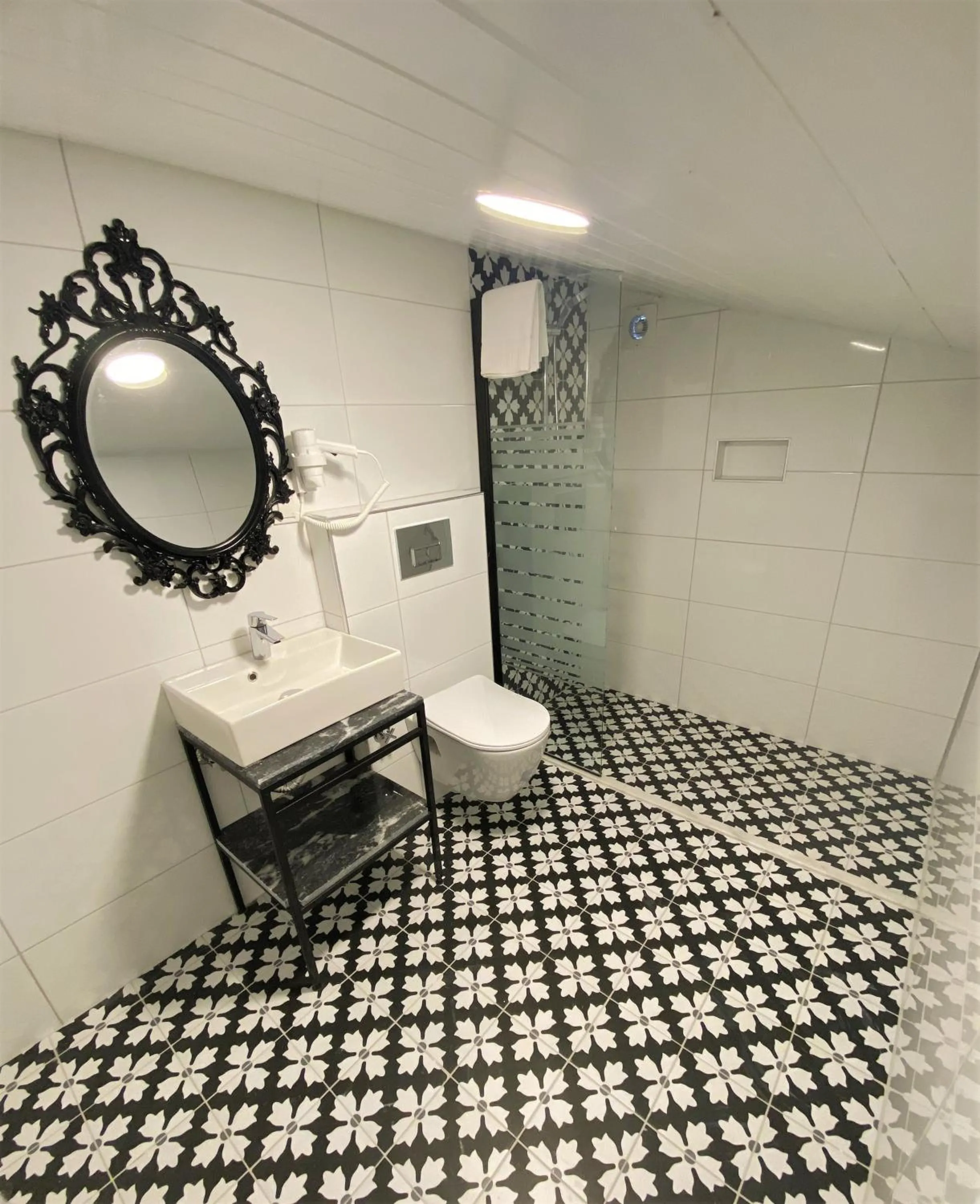 Bathroom in Cunda Kordon Otel