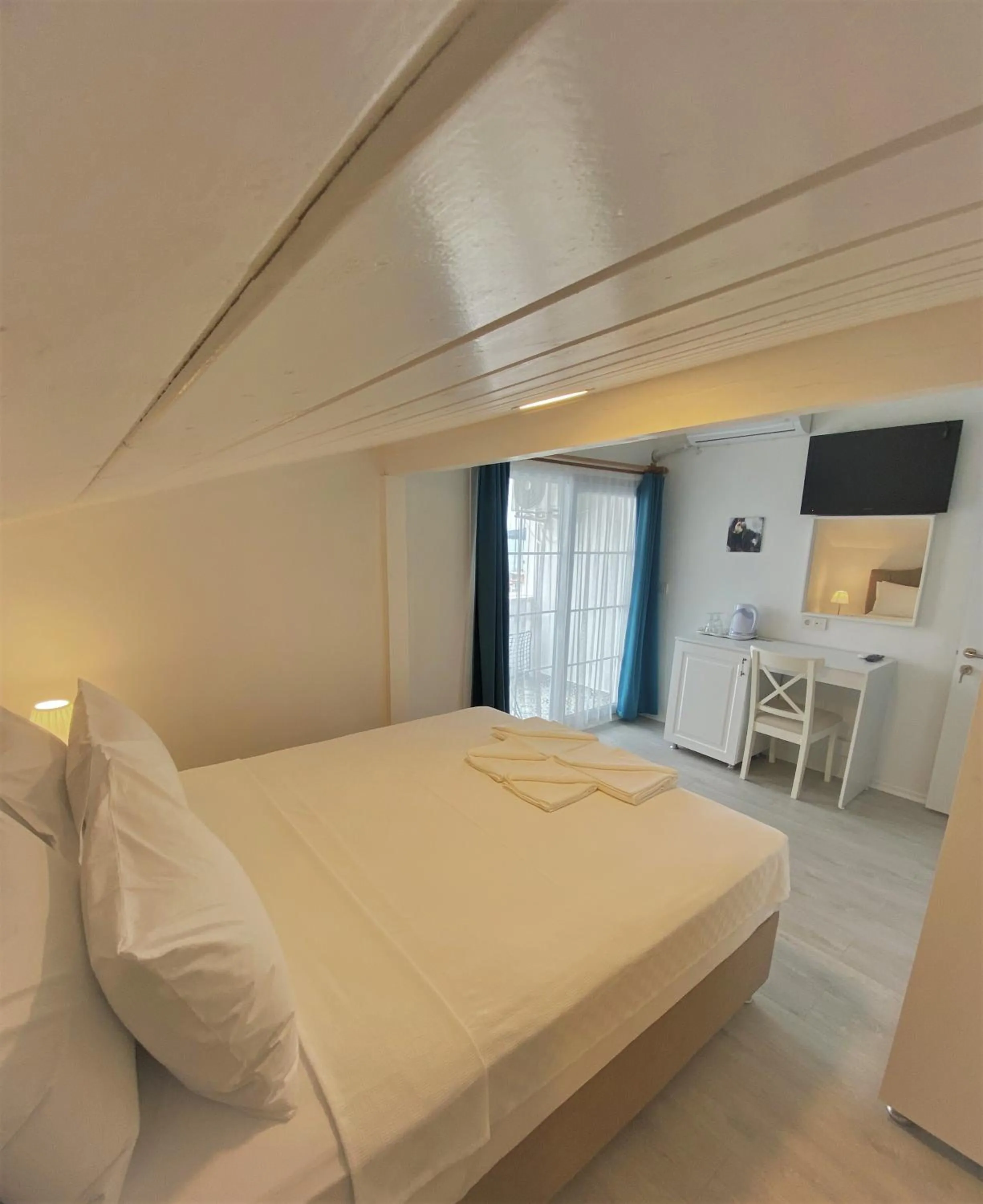 Photo of the whole room, Bed in Cunda Kordon Otel