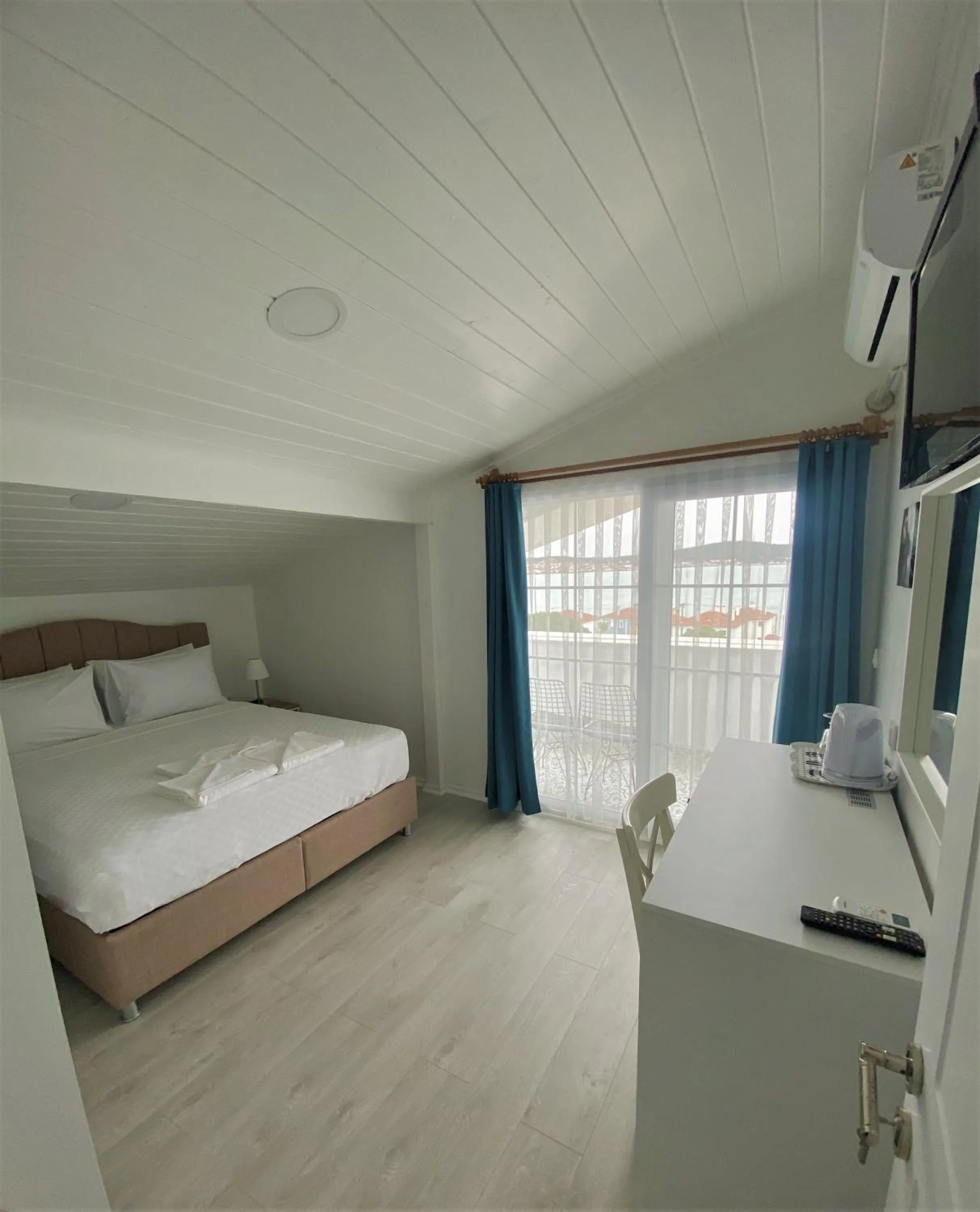 Photo of the whole room, Bed in Cunda Kordon Otel