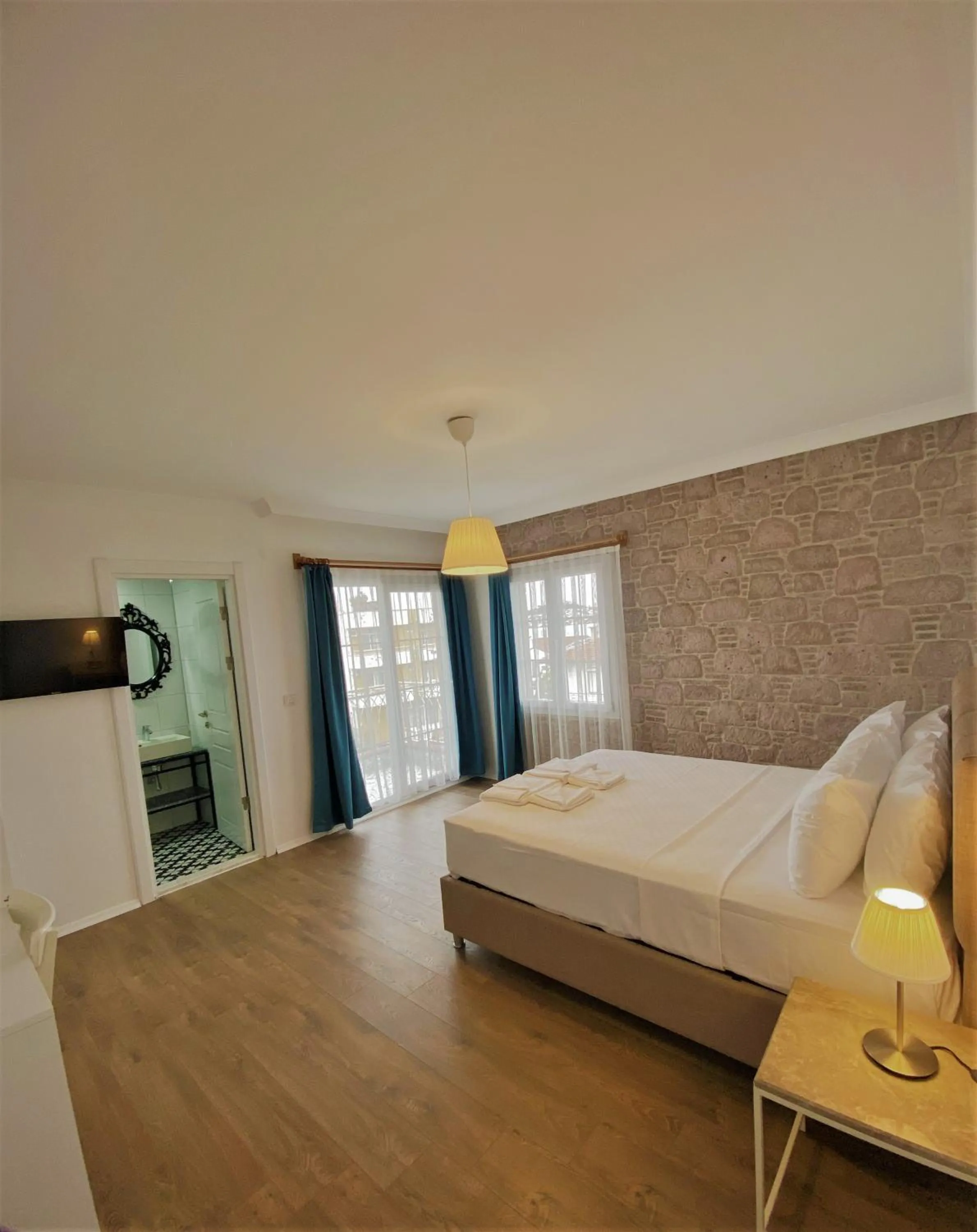 Photo of the whole room, Bed in Cunda Kordon Otel