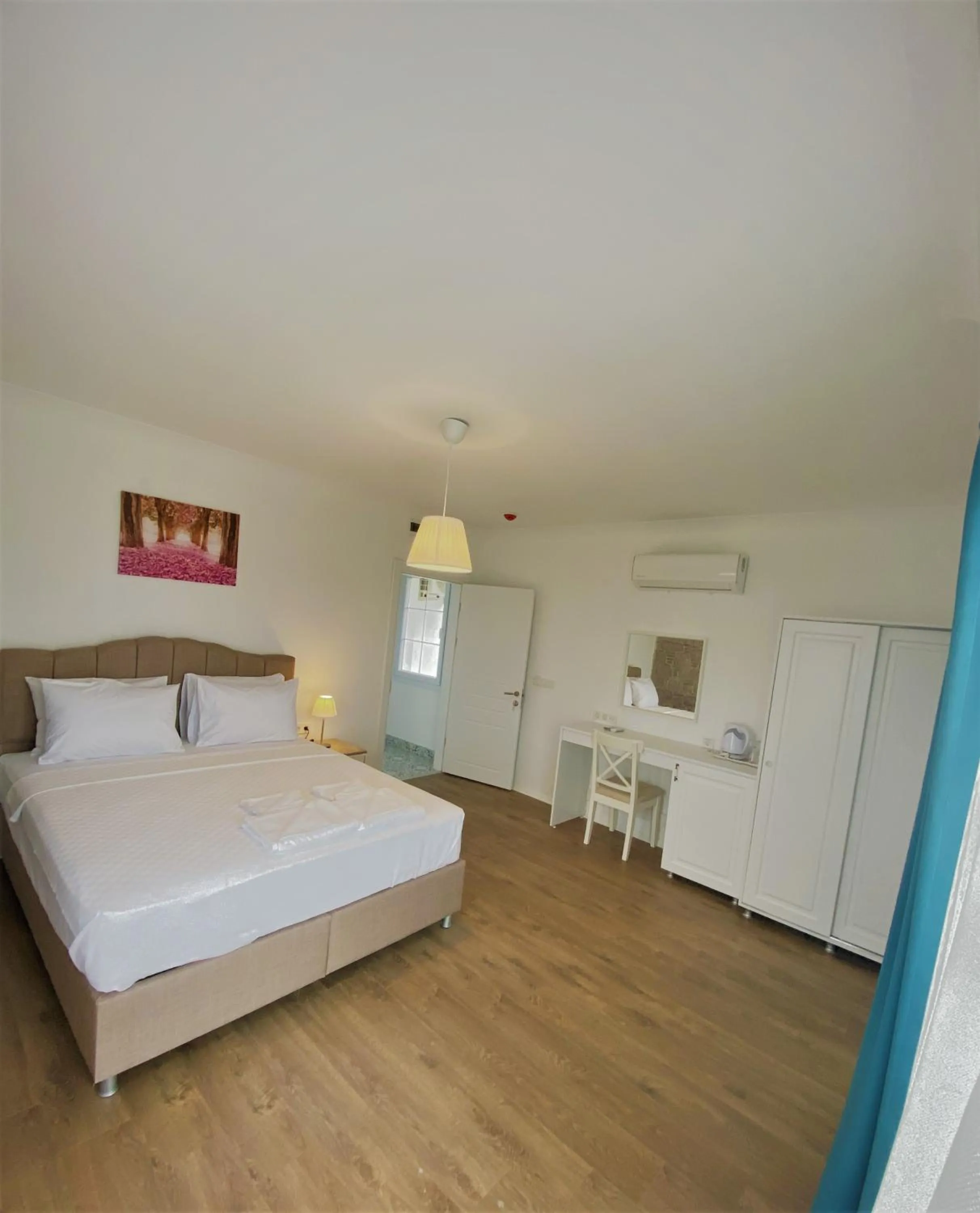 Photo of the whole room, Bed in Cunda Kordon Otel