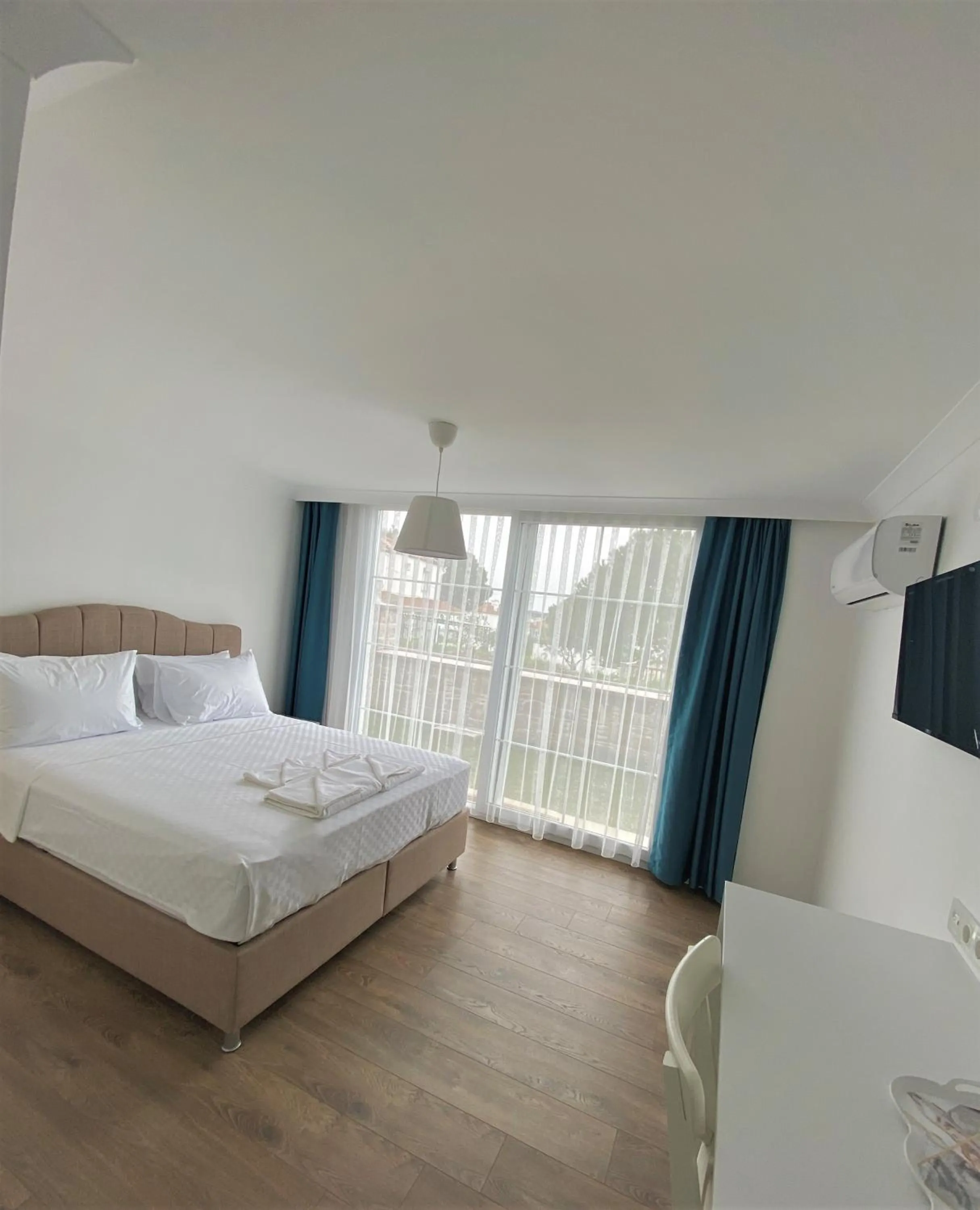 Photo of the whole room, Bed in Cunda Kordon Otel