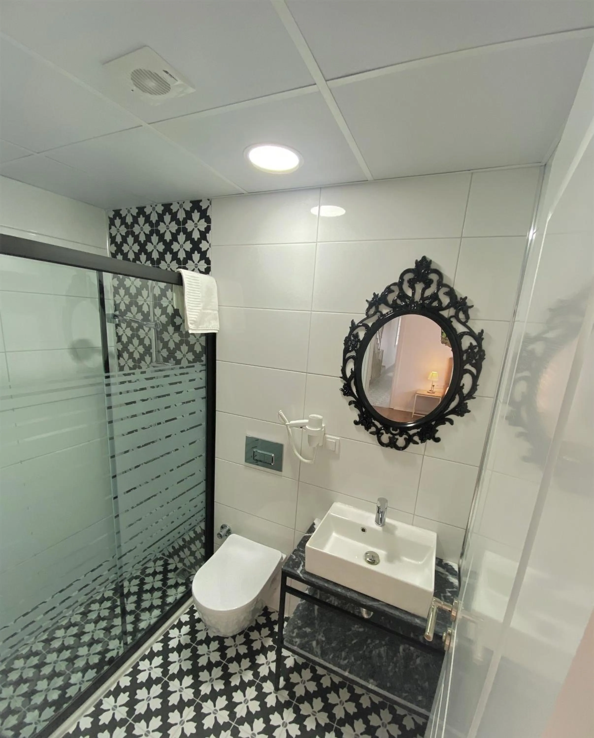 Bathroom in Cunda Kordon Otel