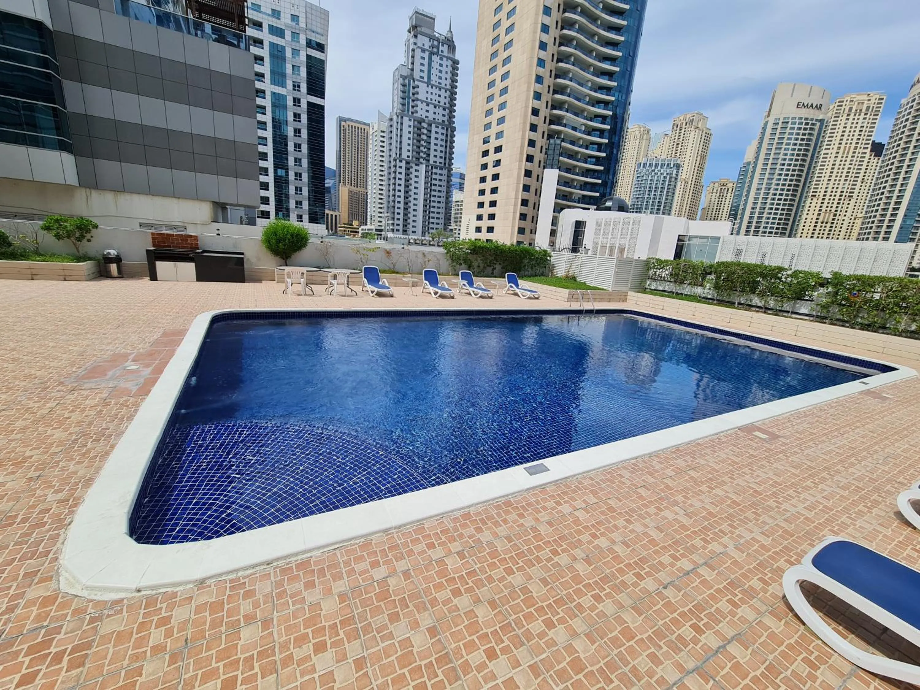 Swimming pool in Marco Polo - Find your calm escape in Dubai Marina