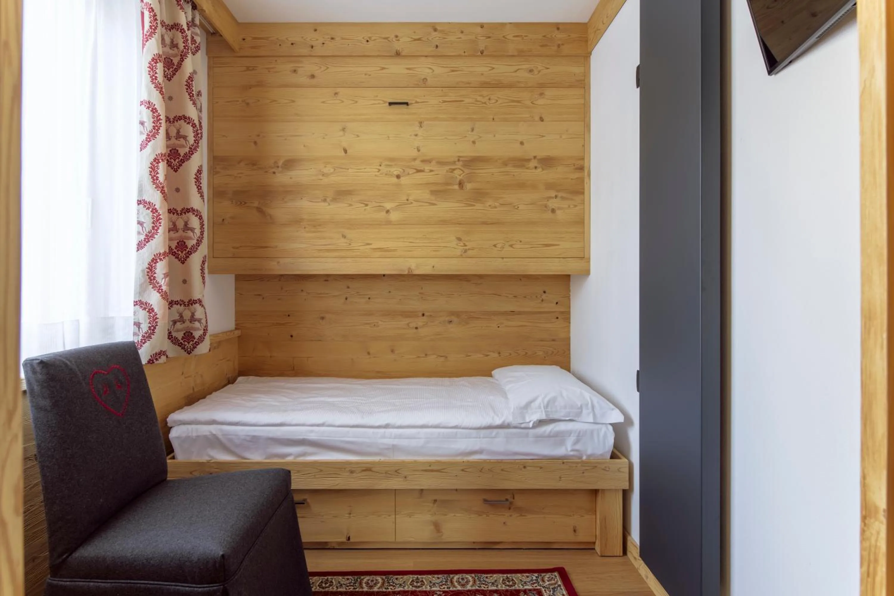 Bedroom, Bed in Hotel Columbia & Spa